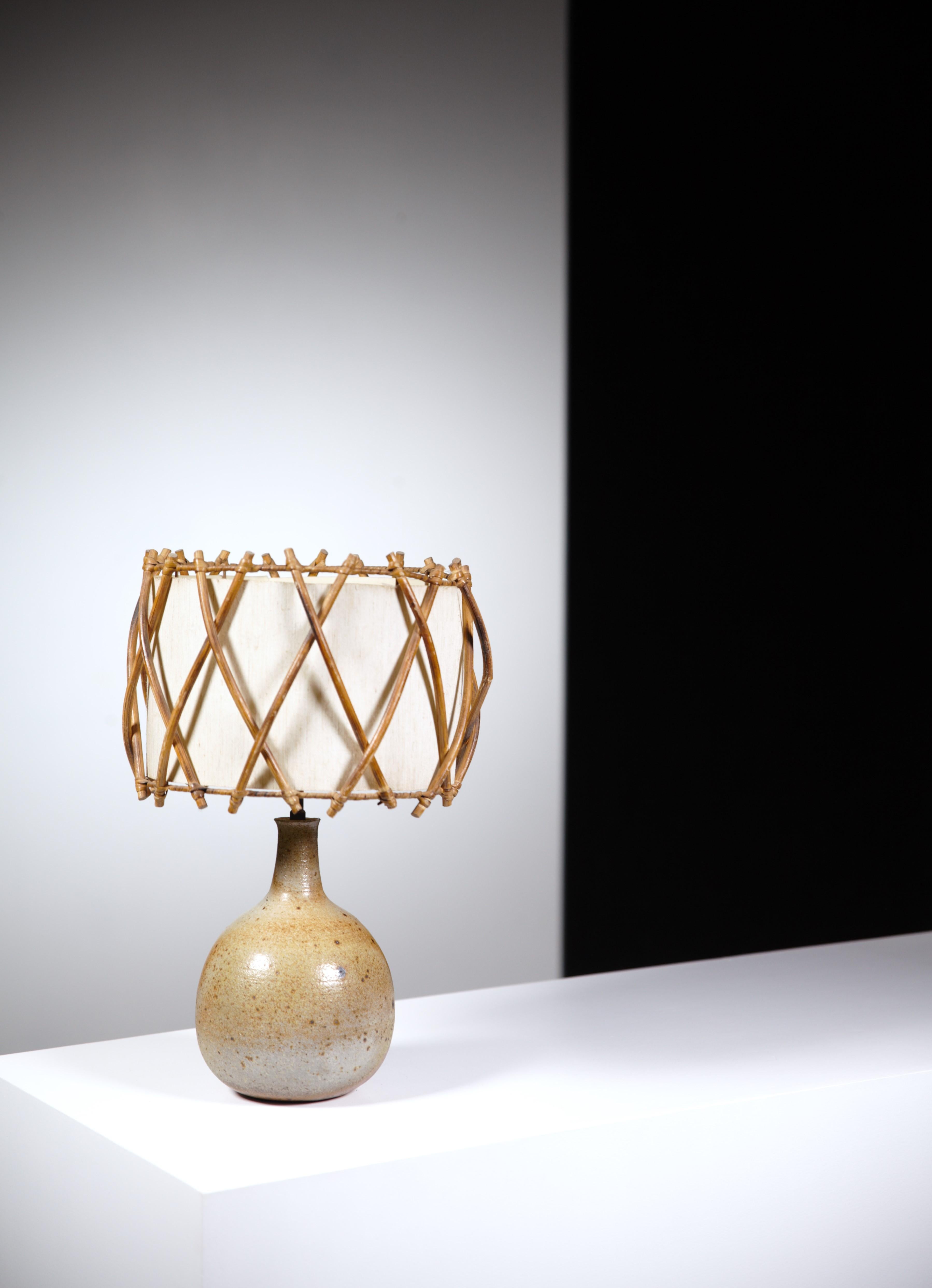 Eine Steingutlampe von Yves Mohy.

La Borne-Gruppe Frankreich 1960er Jahre

Original-Lampenschirm.

Gezeichnet unter