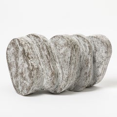 Scultura in gres di Maarten Stuer, intitolata "Bloc in Motion", 2020