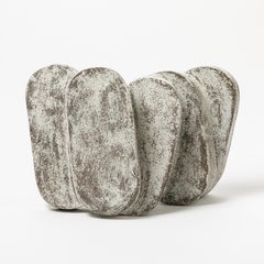 Scultura in gres di Maarten Stuer, intitolata "Bloc in Motion", 2020