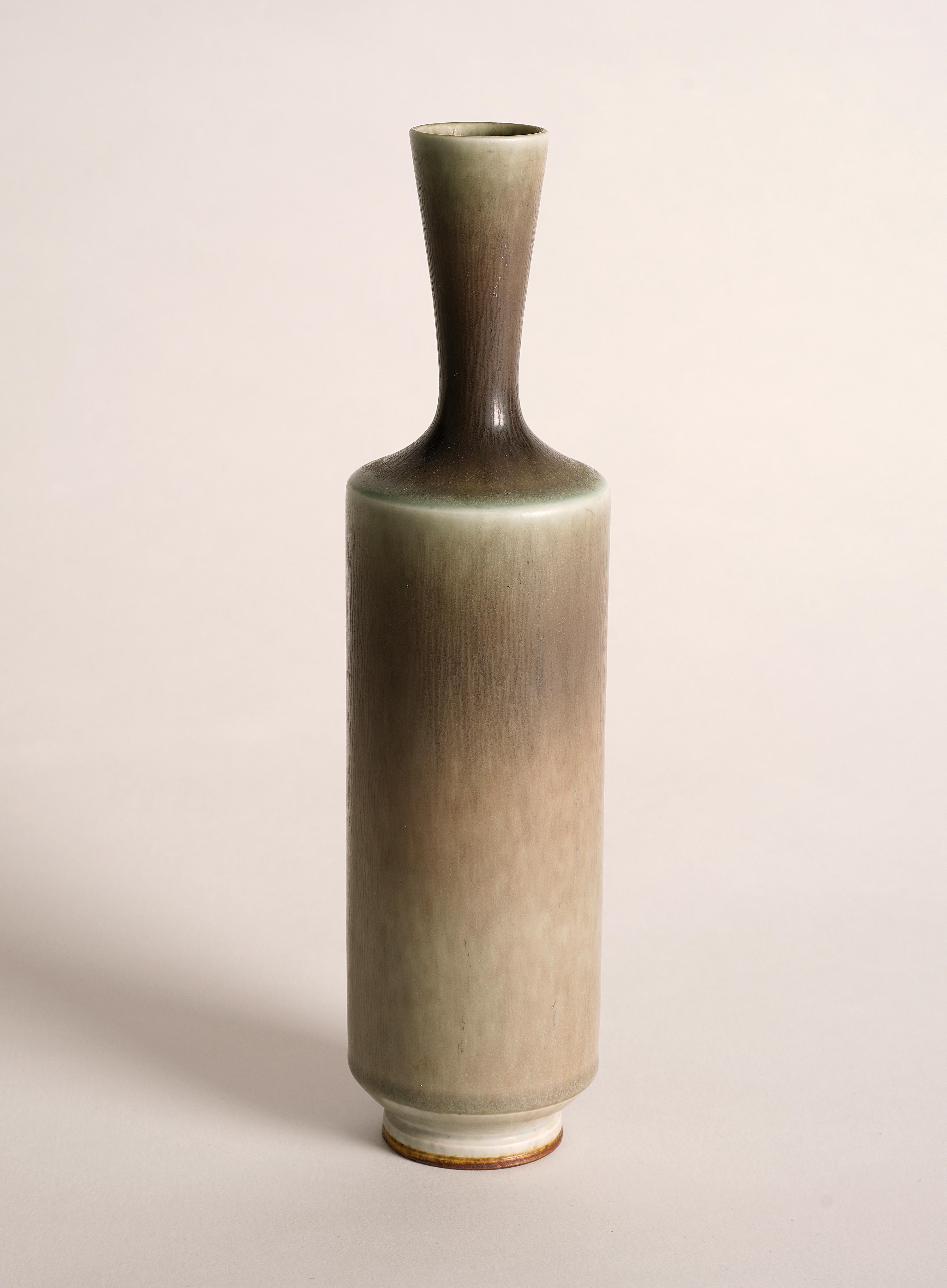 Un elegante vaso in gres di Berndt Friberg con smalto a pelliccia di lepre con sfumature beige chiaro. Si possono percepire sfumature di grigio chiaro e blu chiaro nei bordi. 

Marcato in basso con la lettera E (1963).

Berndt Friberg è considerato
