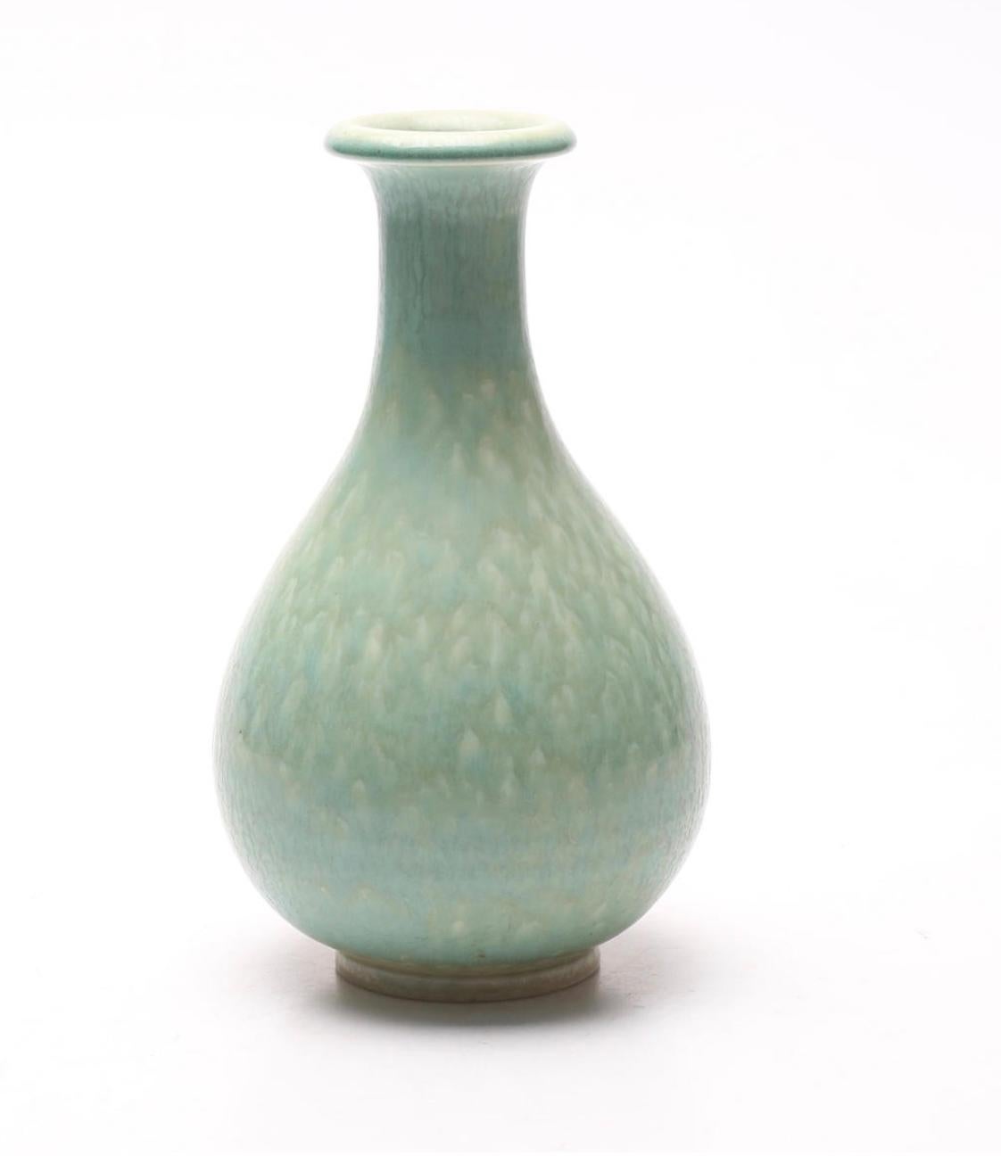 A stoneware vase by Gunnar Nylund for Rostrand, Circa 1950th.
Signed R GN.
H 9″.