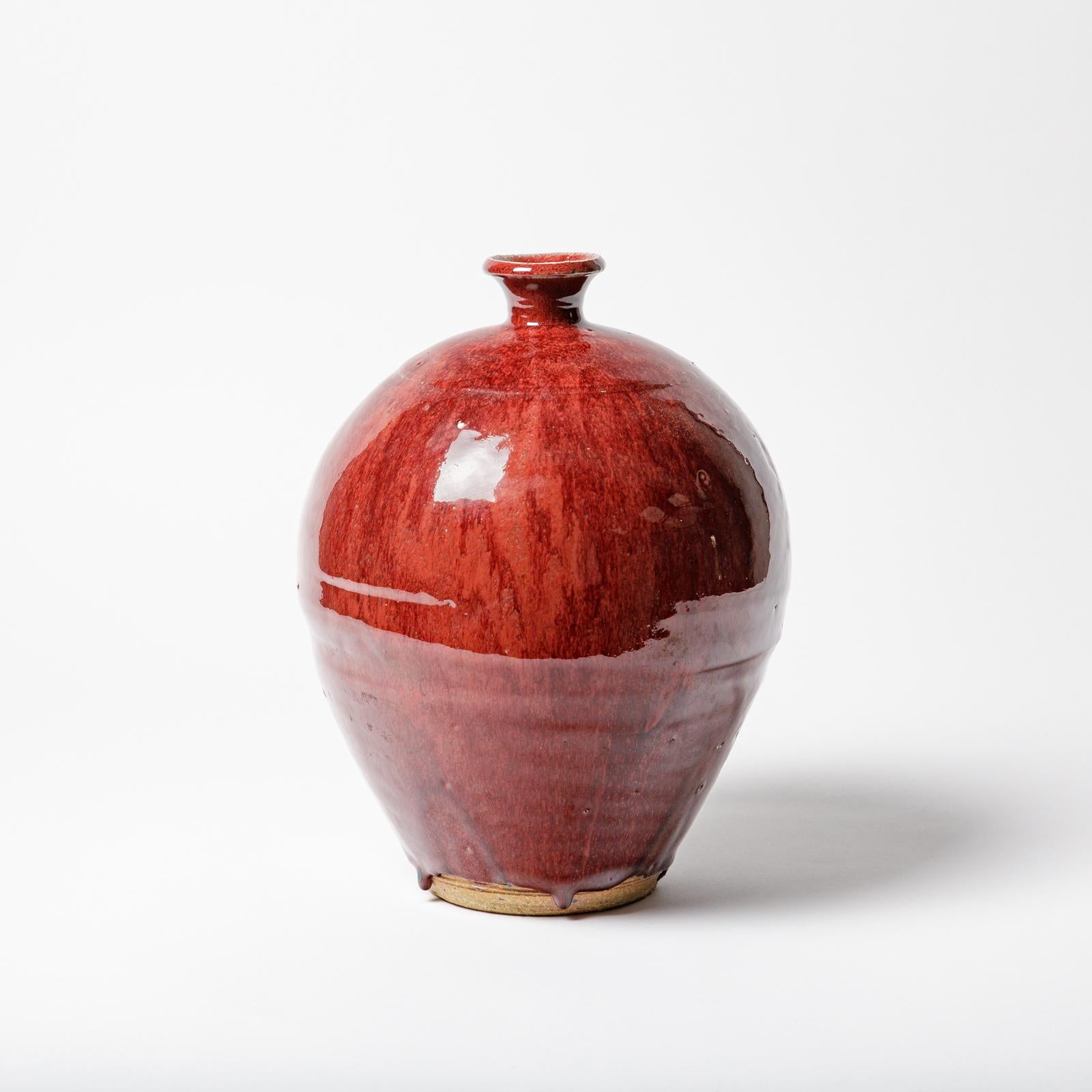 Vase aus Steinzeug mit rotem Glasurdekor von John Bailey für La Borne.
Perfekter Originalzustand.
Ca. 1980-1990.
Signiert am Sockel.
Einzigartiges Stück.
