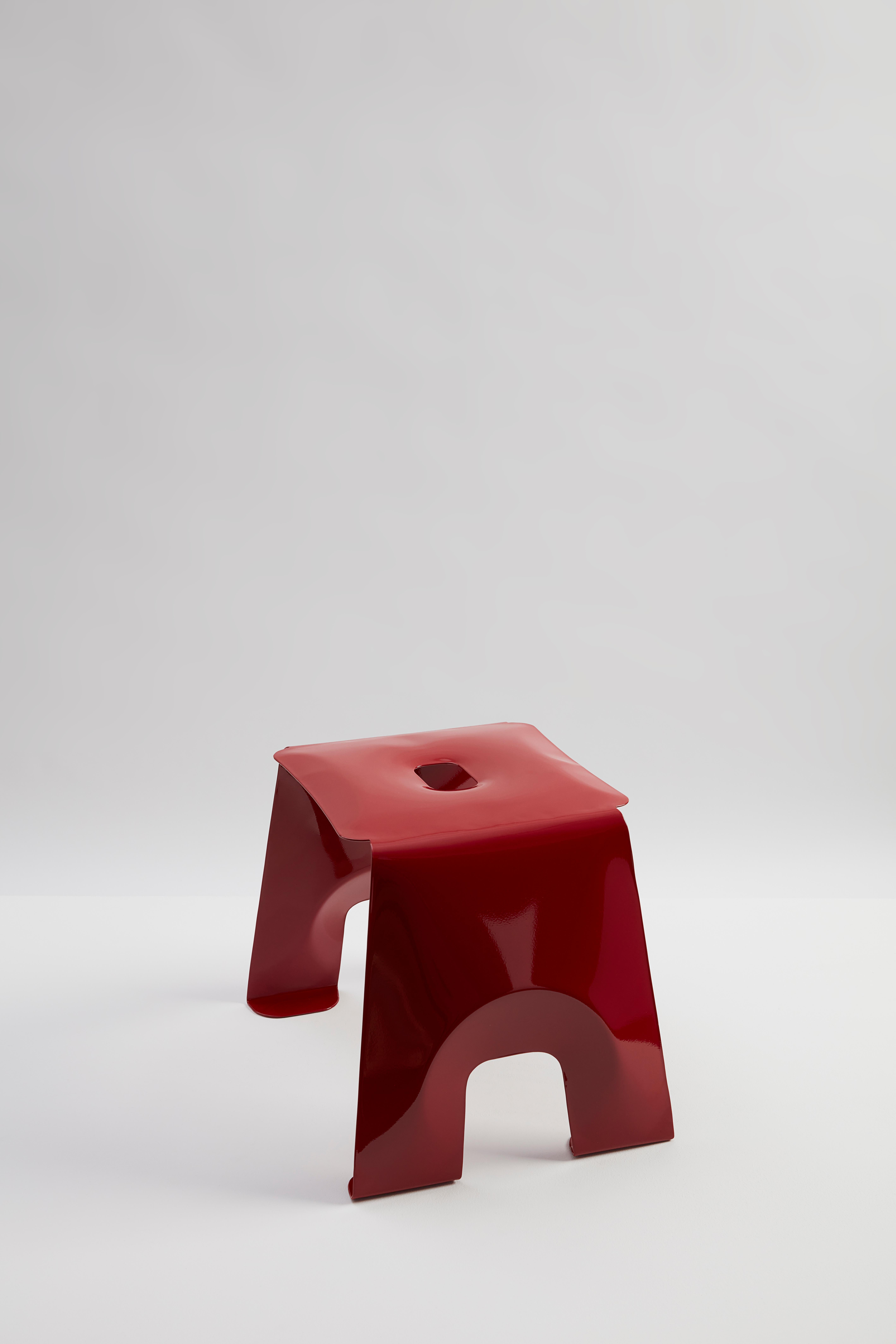 Hocker von Jaclyn Pappalardo
Abmessungen: B 53 x T 41 x H 43 cm
MATERIALIEN: Baustahl pulverbeschichtet.

Jaclyn ist eine in London ansässige Designerin und Herstellerin. Ihr Hintergrund als Bühnenbildnerin fließt in ihre kreative Arbeit als