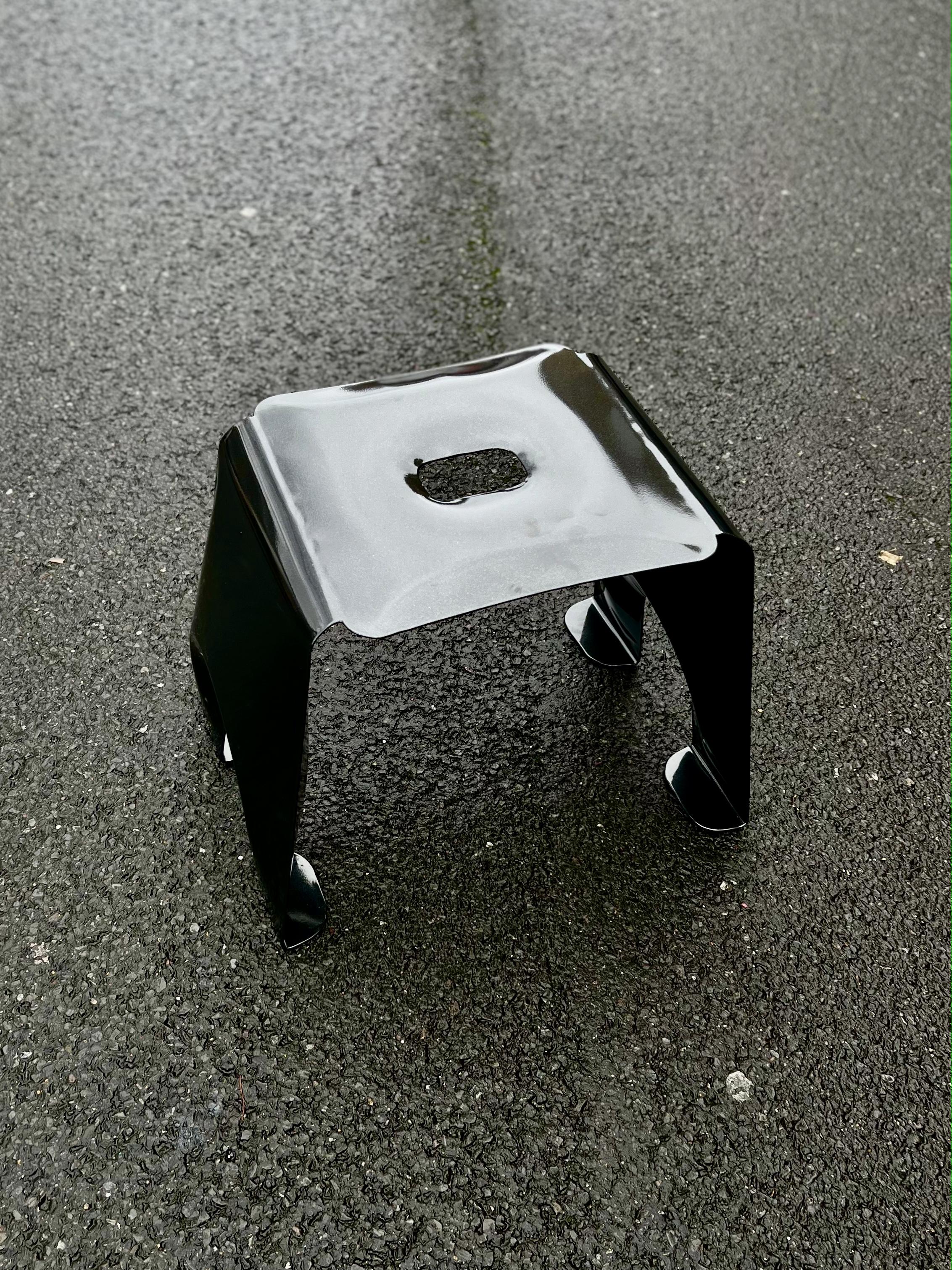 Un taburete de Jaclyn Pappalardo
Dimensiones: An 53 x Pr 41 x Al 43 cm
Materiales: Acero dulce con recubrimiento en polvo.

Jaclyn es una diseñadora y creadora afincada en Londres. Su formación como escenógrafa influye en su trabajo creativo como
