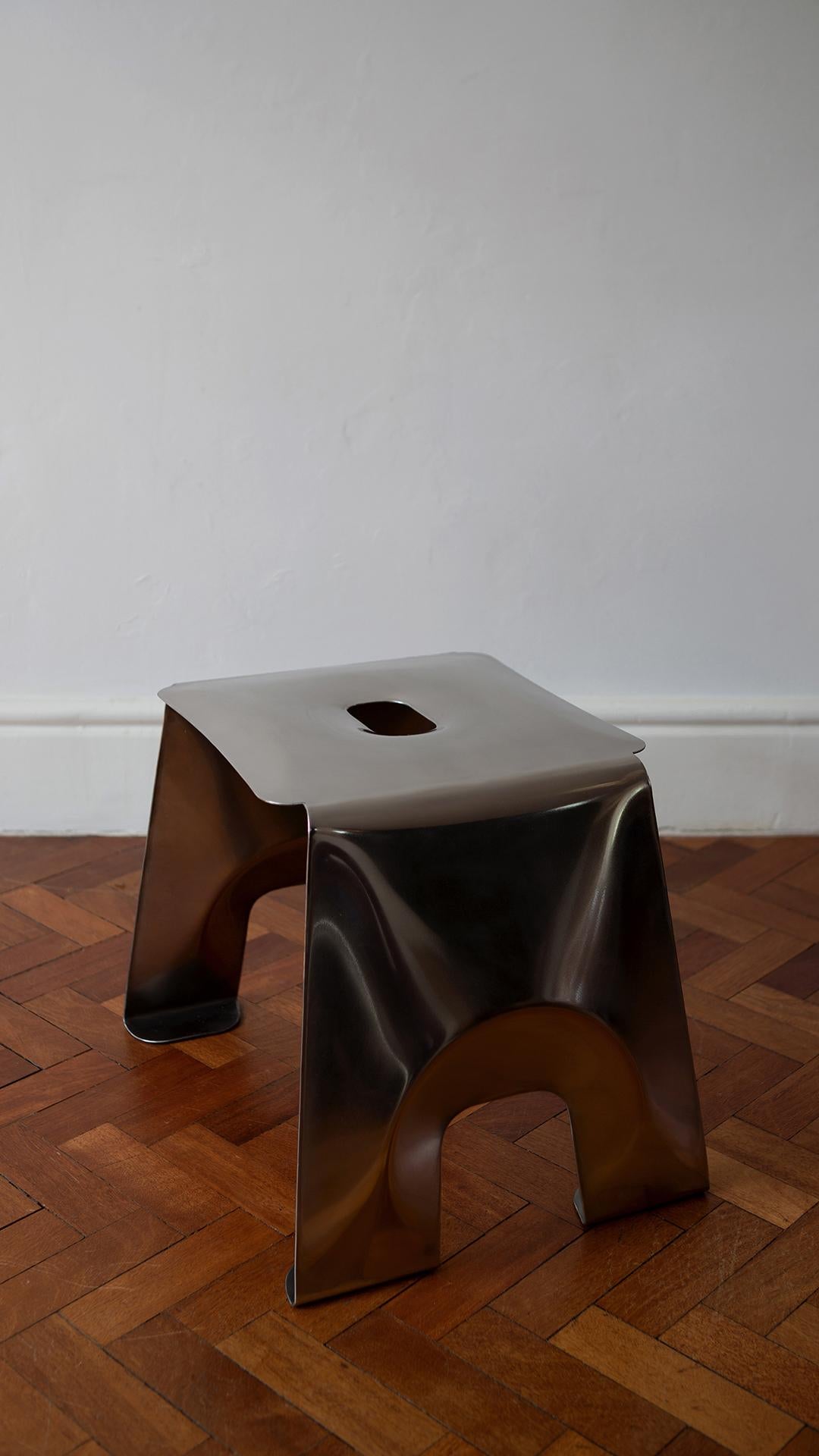 Un taburete de Jaclyn Pappalardo
Dimensiones: An 53 x Pr 41 x Al 43 cm
Materiales: Acero dulce.

Jaclyn es una diseñadora y creadora afincada en Londres. Su formación como escenógrafa influye en su trabajo creativo como diseñadora. El color y la