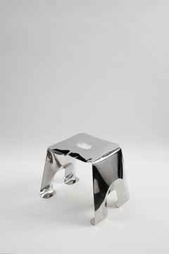 Tabouret hydroformé « A Stool » de la designer italienne Jaclyn Pappalardo