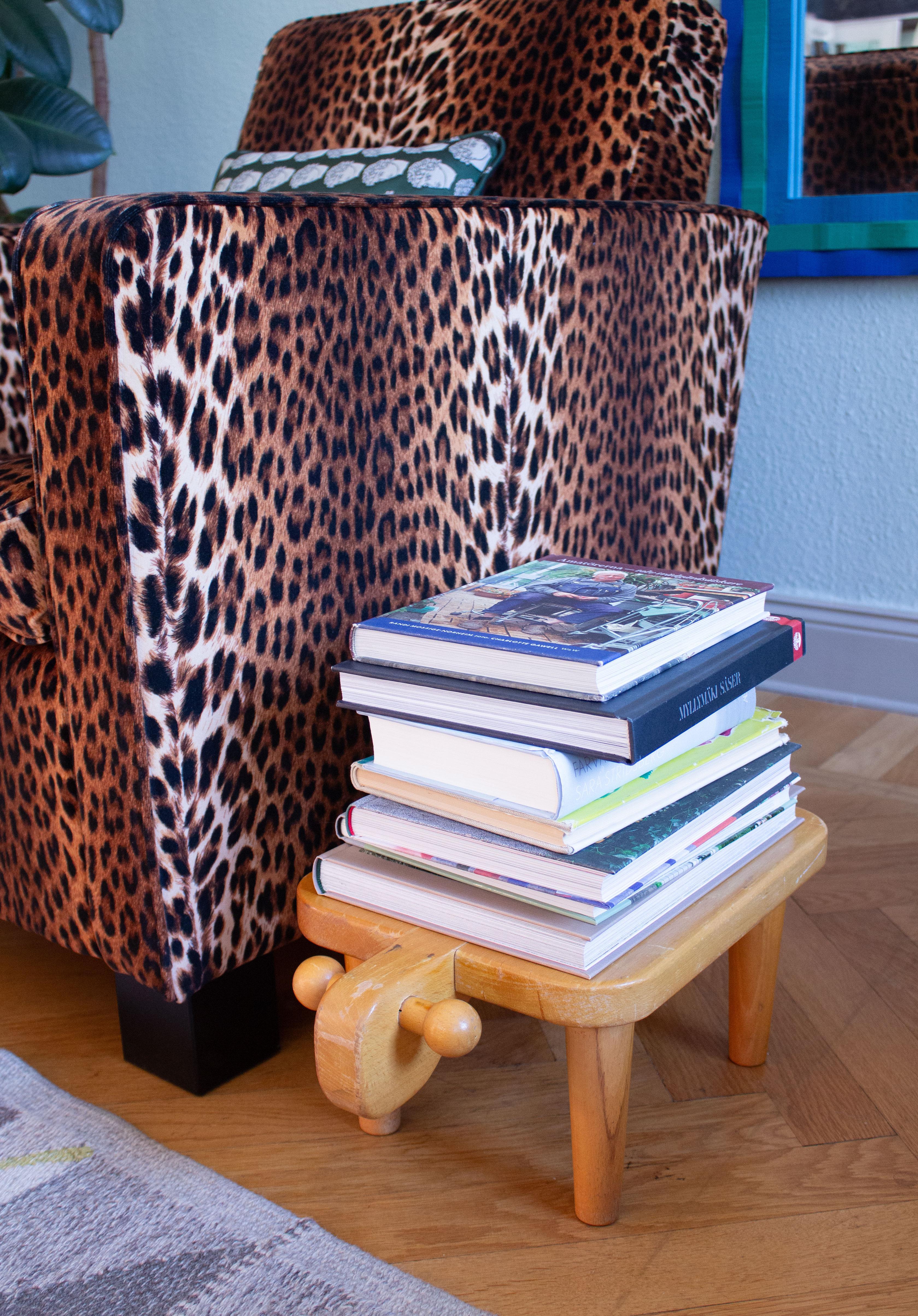 Ein Hocker aus Buche vom schwedischen 
