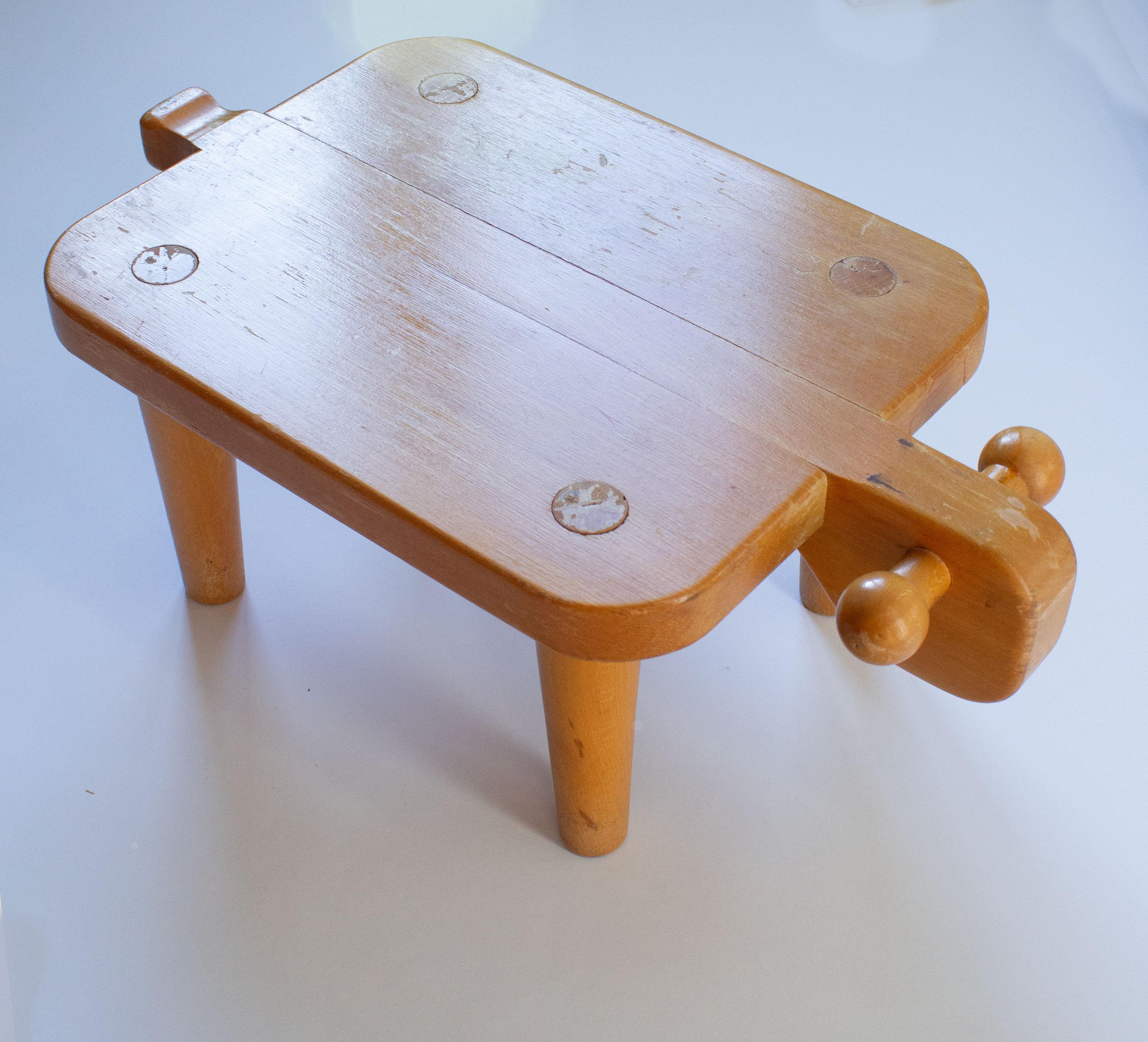 Ein Hocker aus Buche vom schwedischen 