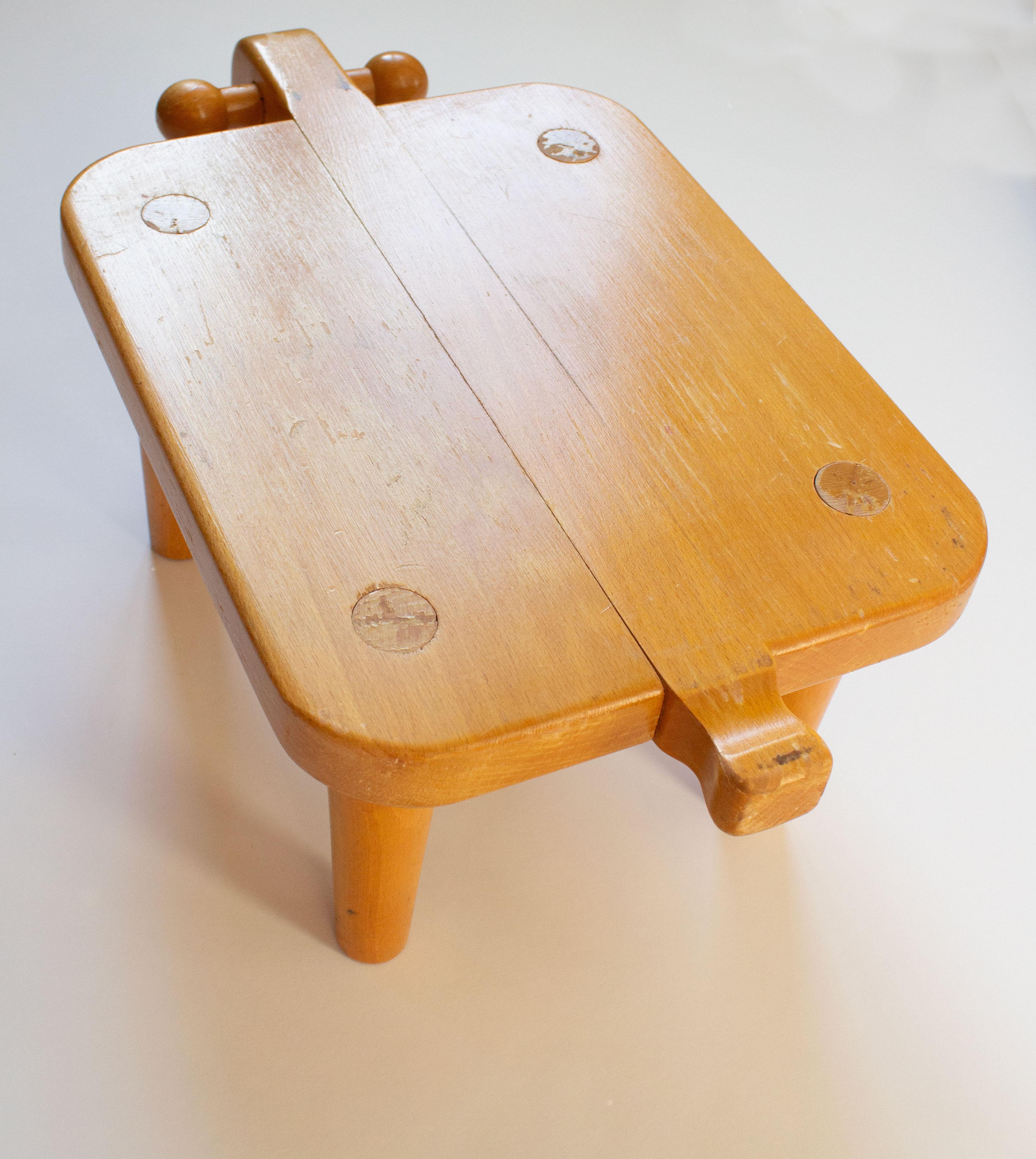 Ein Hocker aus Buche vom schwedischen 