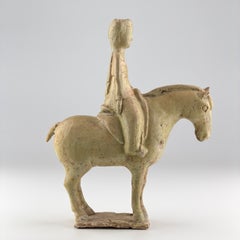 Figura di uomo a cavallo in ceramica smaltata con paglia