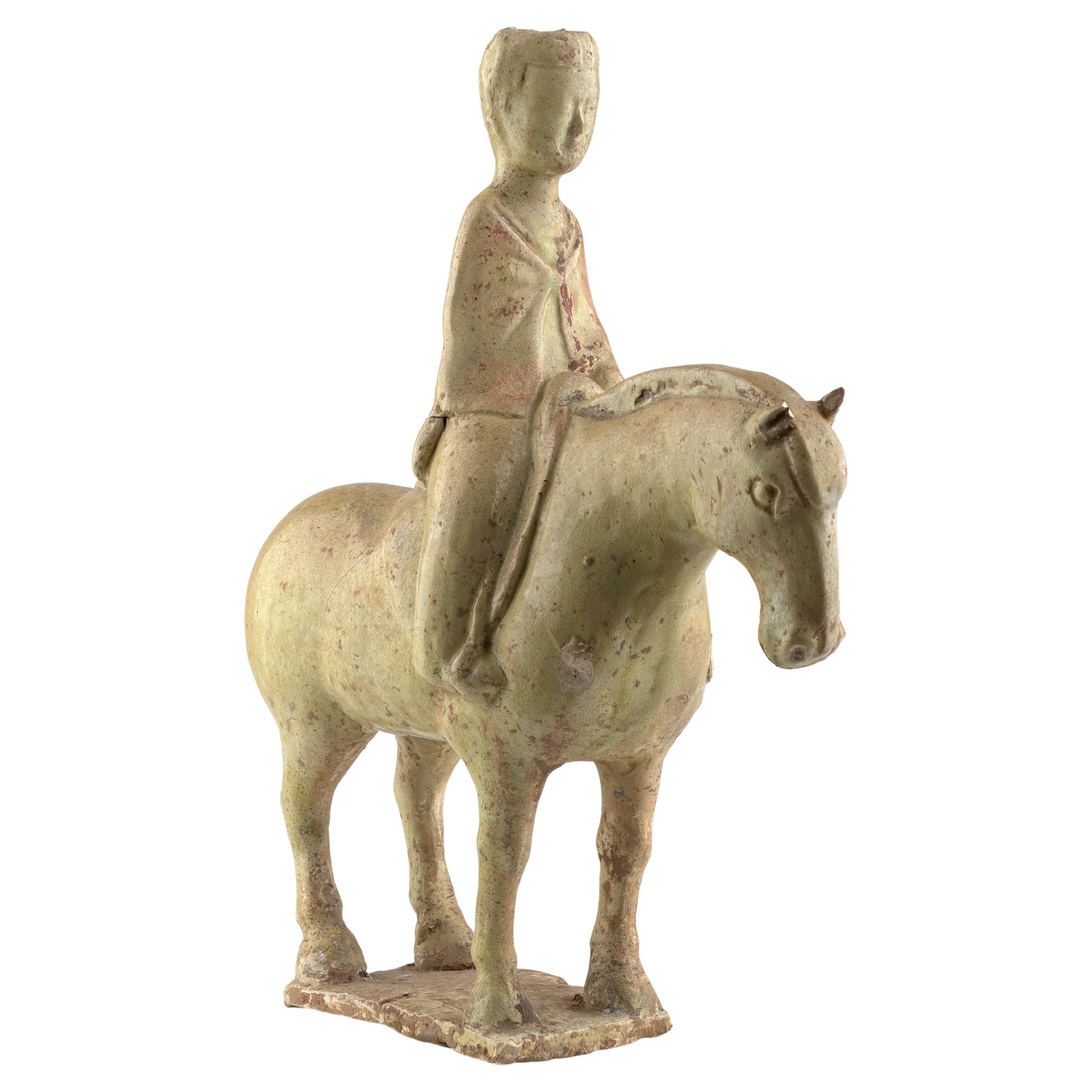Figure d
homme à cheval en poterie à glaçure de paille, Dynastie Sui à Tang