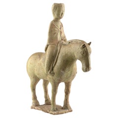 Figura di uomo a cavallo in ceramica smaltata a paglia, dinastia Sui-Tang