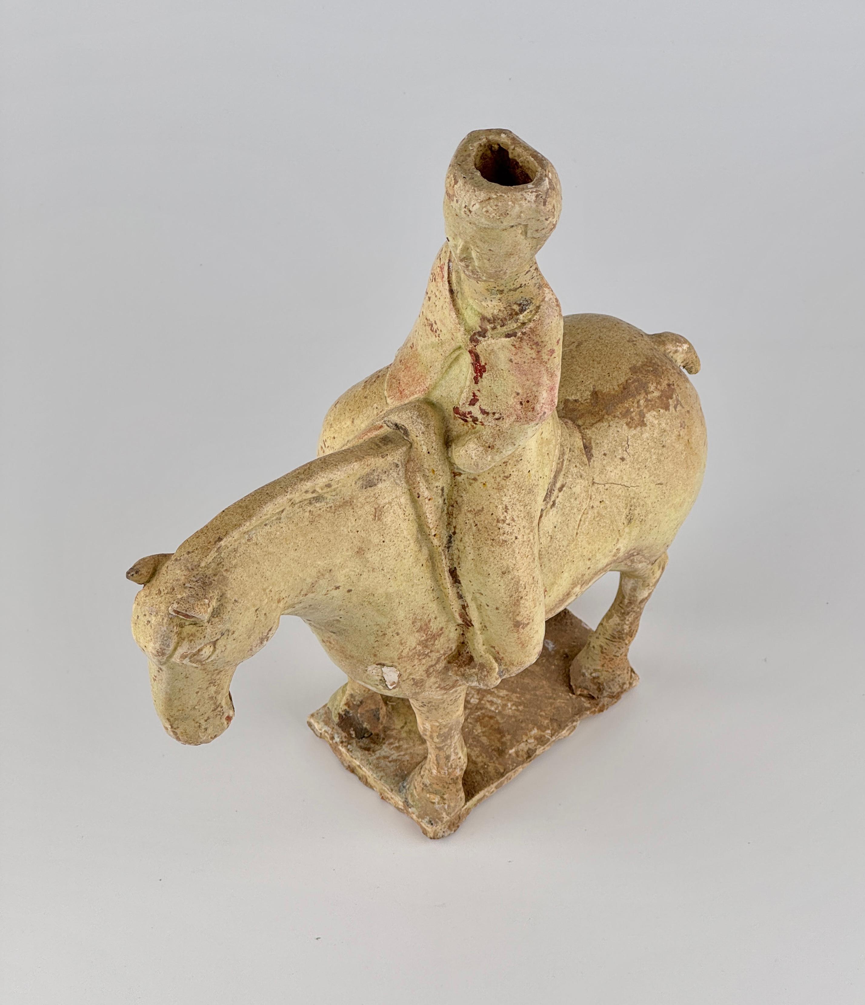 Figure d'homme à cheval en poterie à glaçure de paille, Dynastie Sui à Tang en vente 4