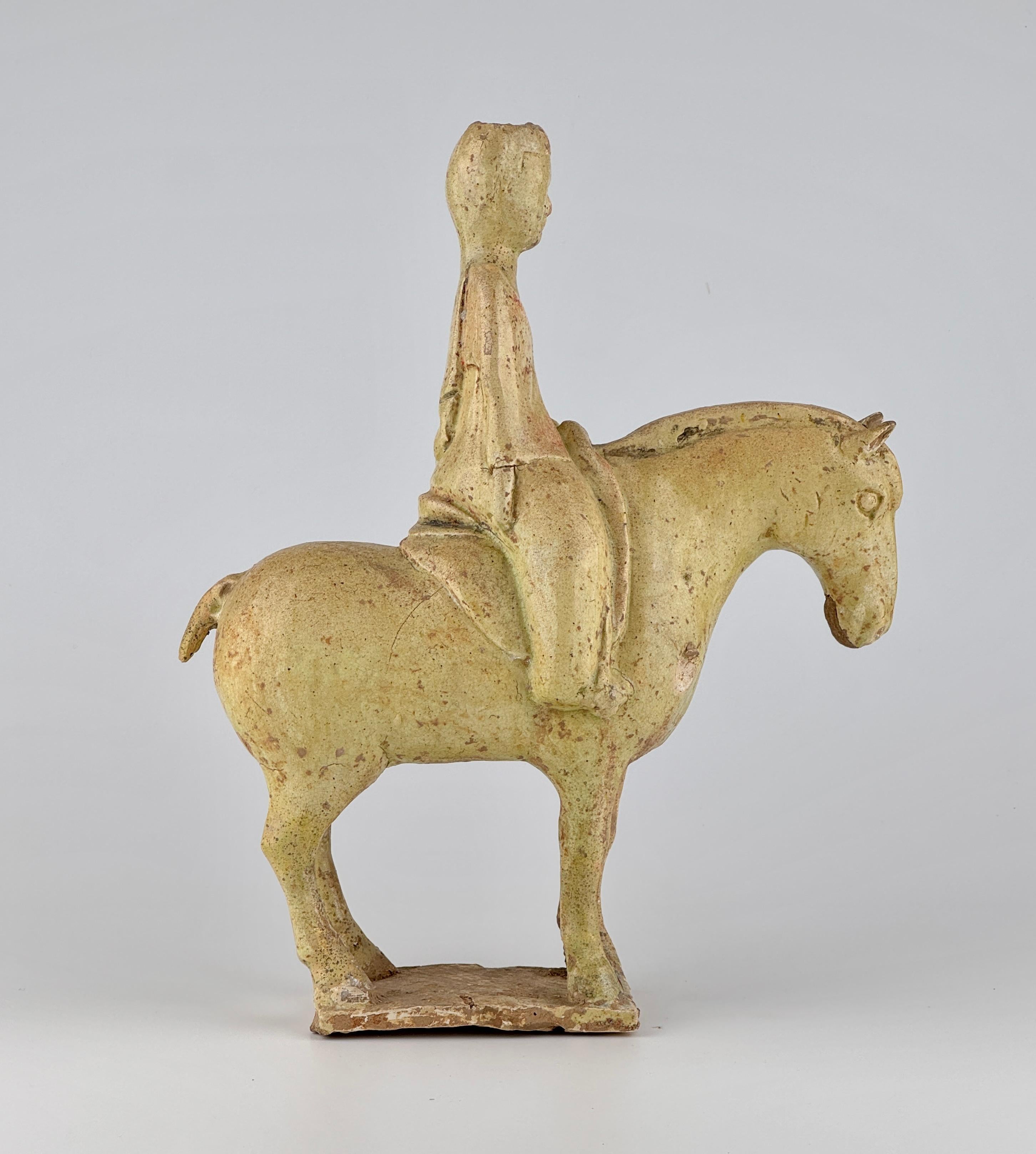 Vernissé Figure d'homme à cheval en poterie à glaçure de paille, Dynastie Sui à Tang en vente