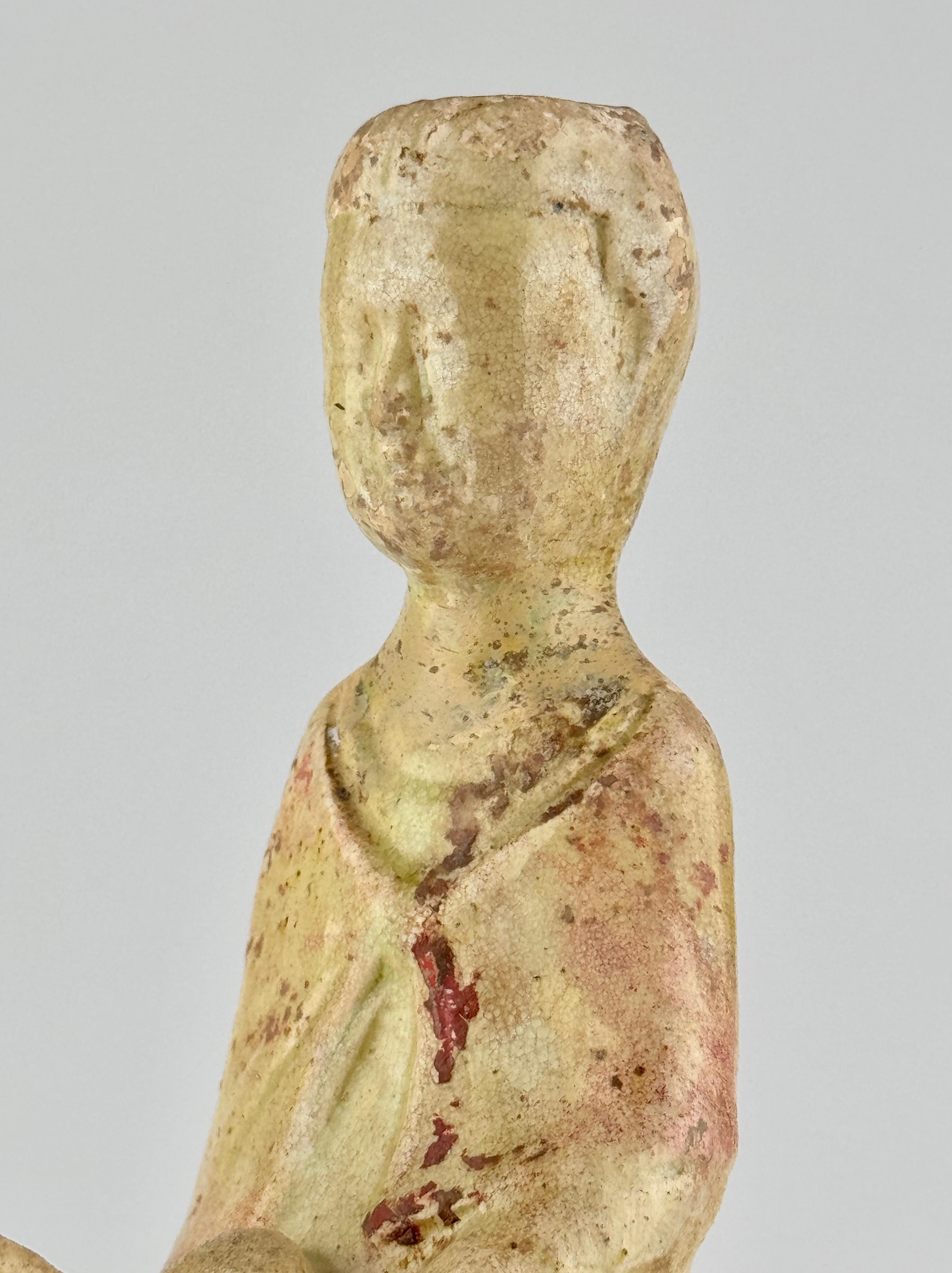 Poteries Figure d'homme à cheval en poterie à glaçure de paille, Dynastie Sui à Tang en vente