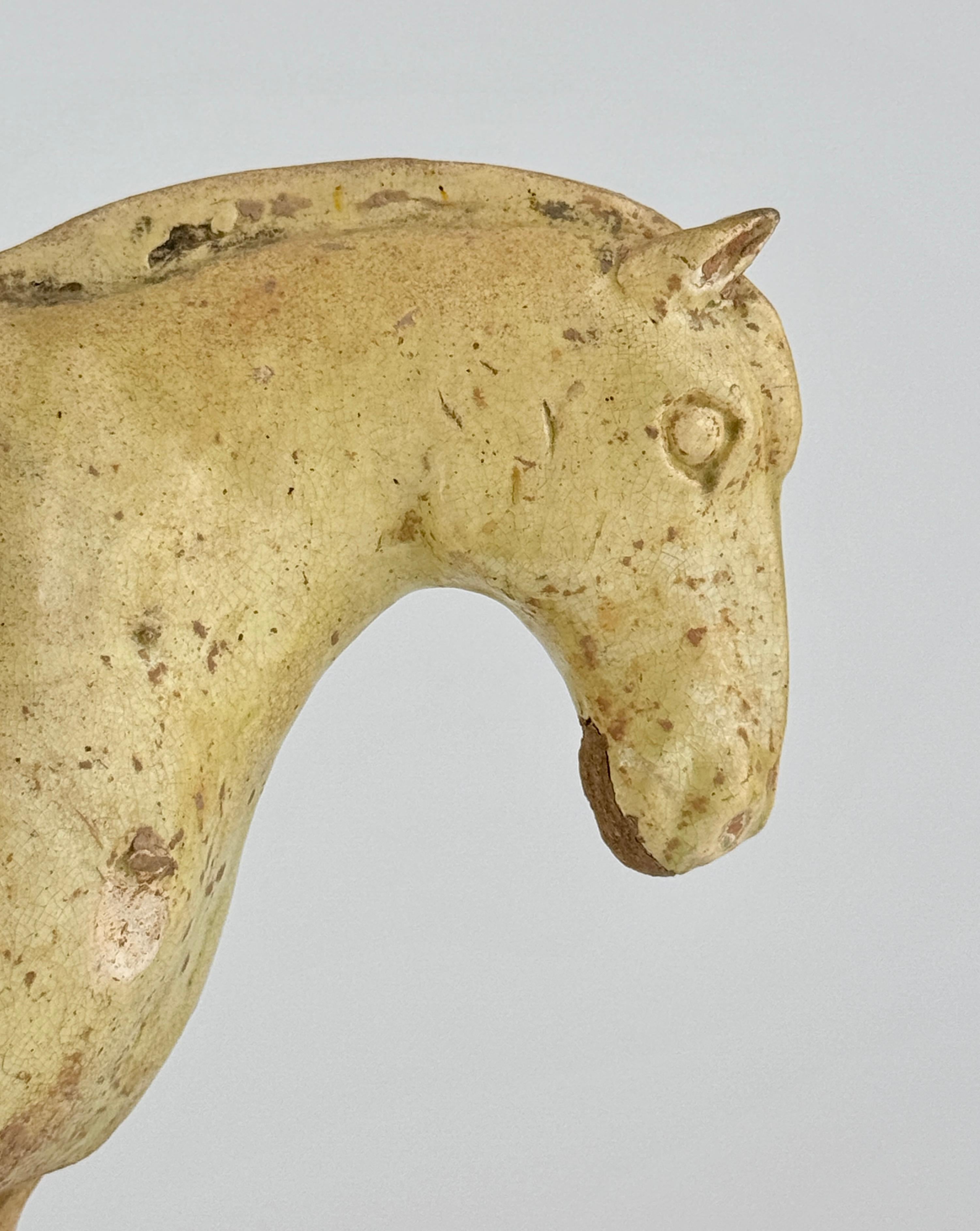Figure d'homme à cheval en poterie à glaçure de paille, Dynastie Sui à Tang en vente 1