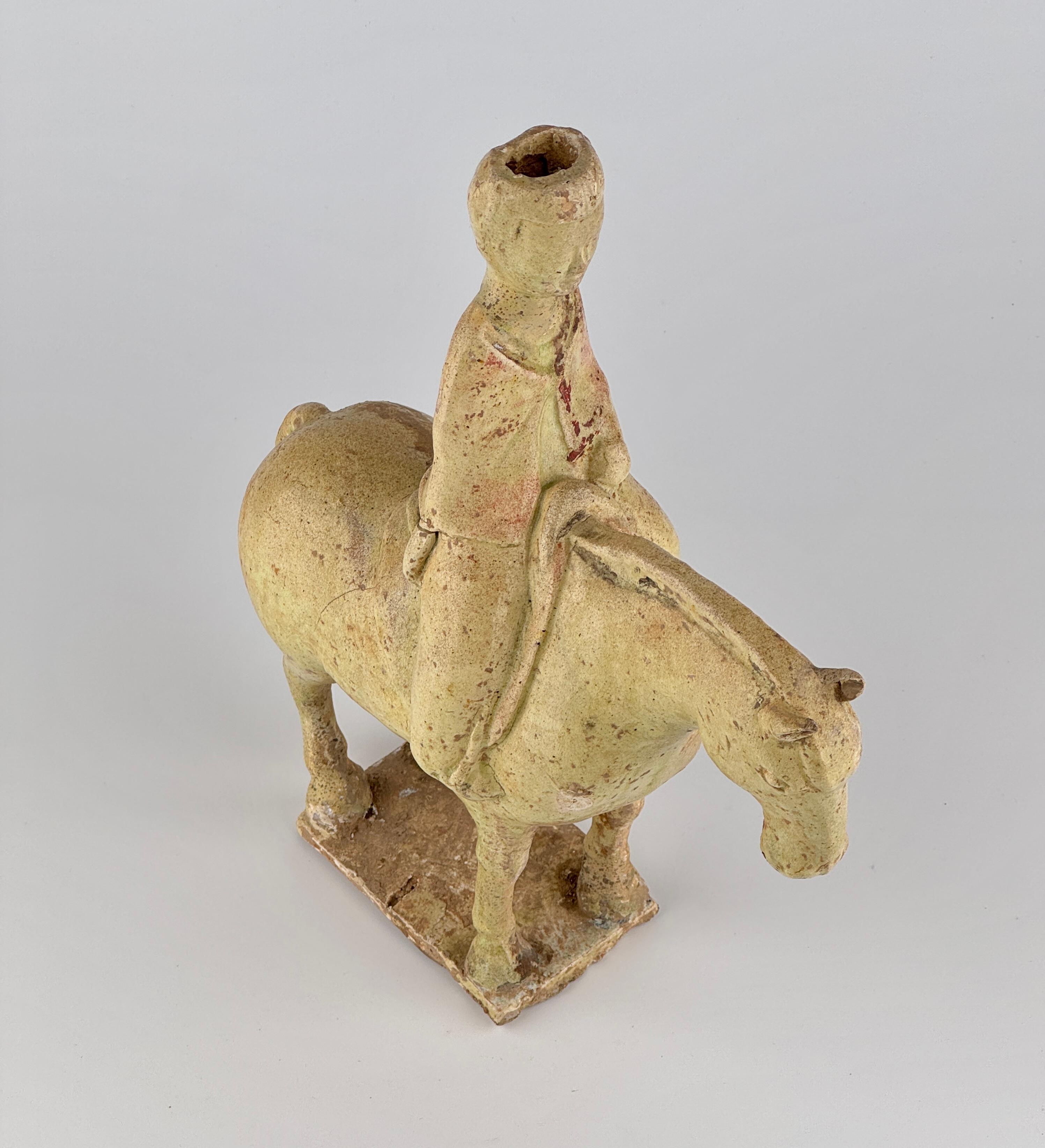 Figure d'homme à cheval en poterie à glaçure de paille, Dynastie Sui à Tang en vente 2