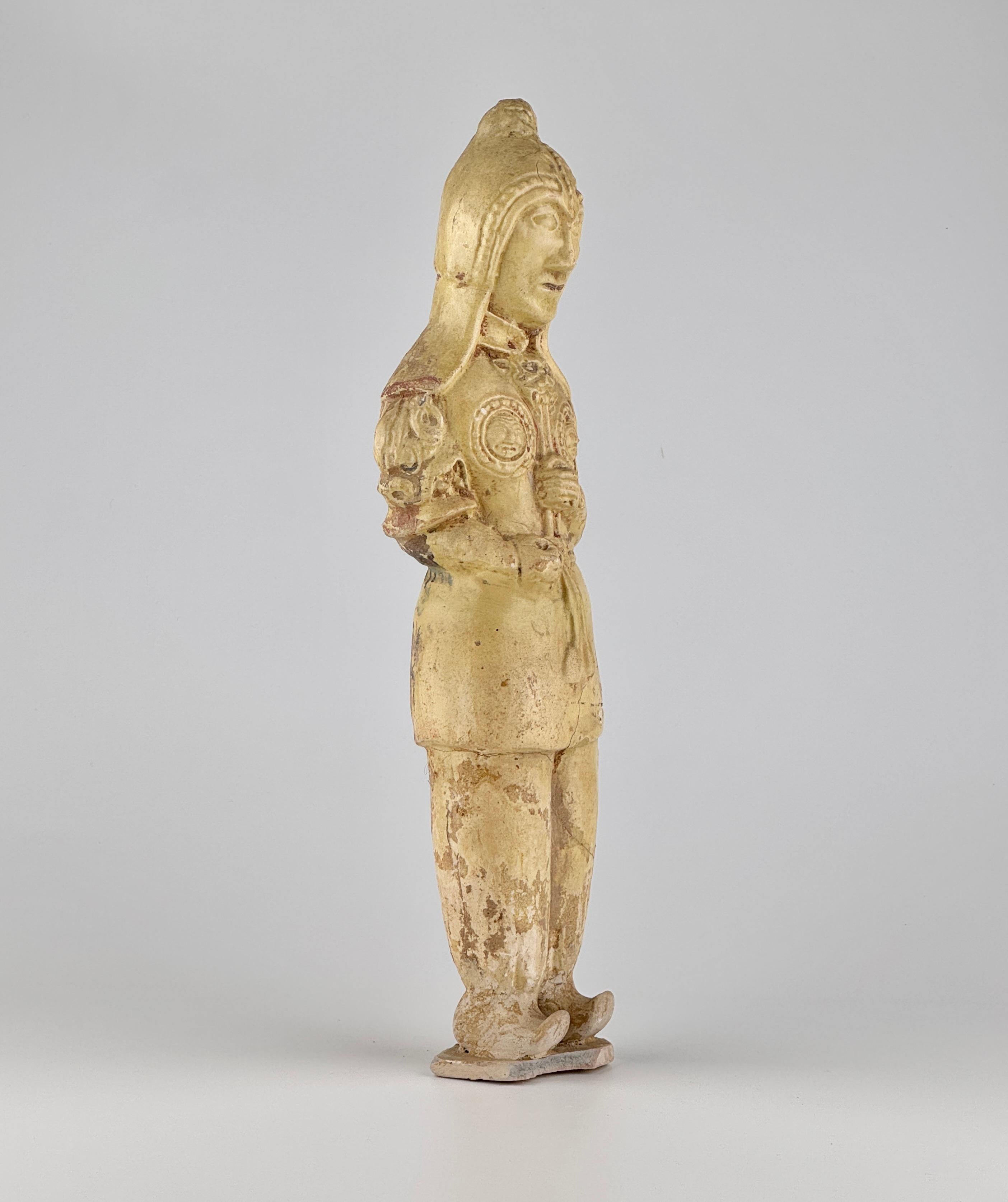 A Large Straw Glazed Pottery Figure of a Solider, Sui to Tang Dynasty In Good Condition For Sale In seoul, KR