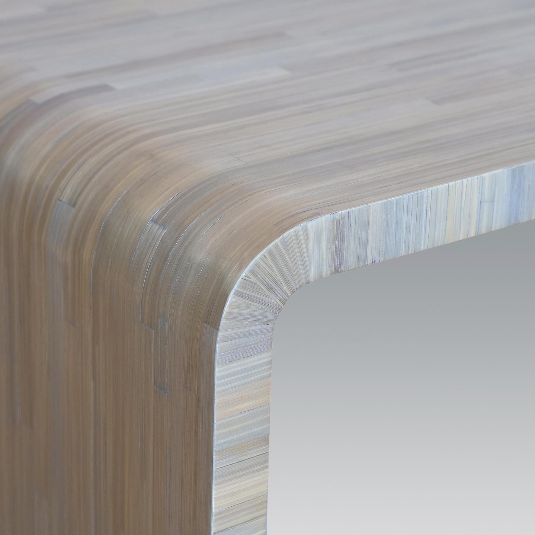 Une table basse rectangulaire en bois recouvert de marqueterie de paille d'argent. 

Cette table s'inspire des chefs-d'œuvre de l'Art déco français.
Elle est fabriquée dans des ateliers français selon les plus hauts standards de qualité.

Tout