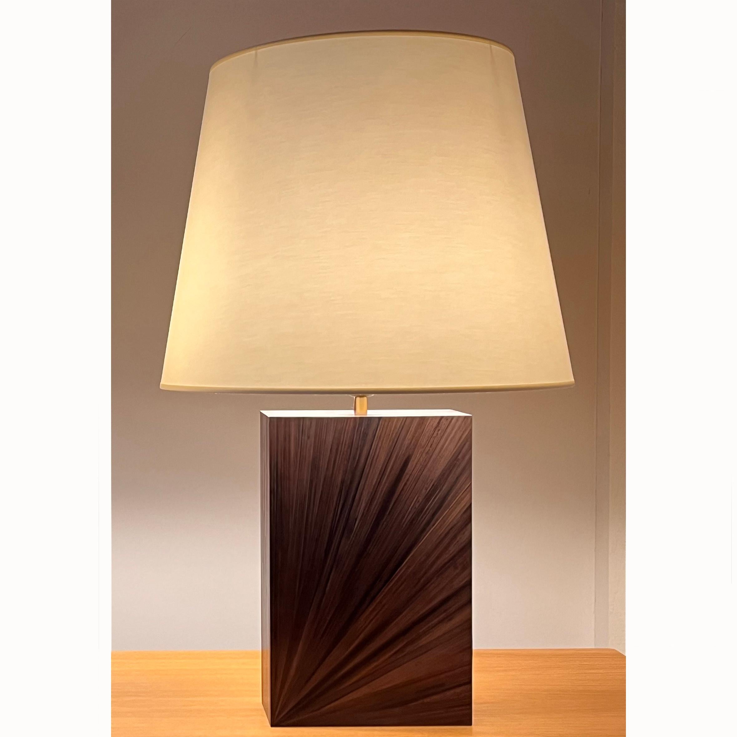 Espectacular lámpara de sobremesa alta de marquetería de paja de color marrón.
De forma rectangular, los dos lados de la lámpara están decorados con
patrón radiante.
El modelo ilustrado viene con una bonita pantalla de algodón.
Otros colores y