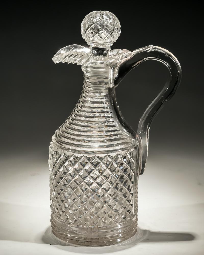 Un diamant fraise et un pichet à vin de style Regency.
Mesures : hauteur 26 cm (10 1/4