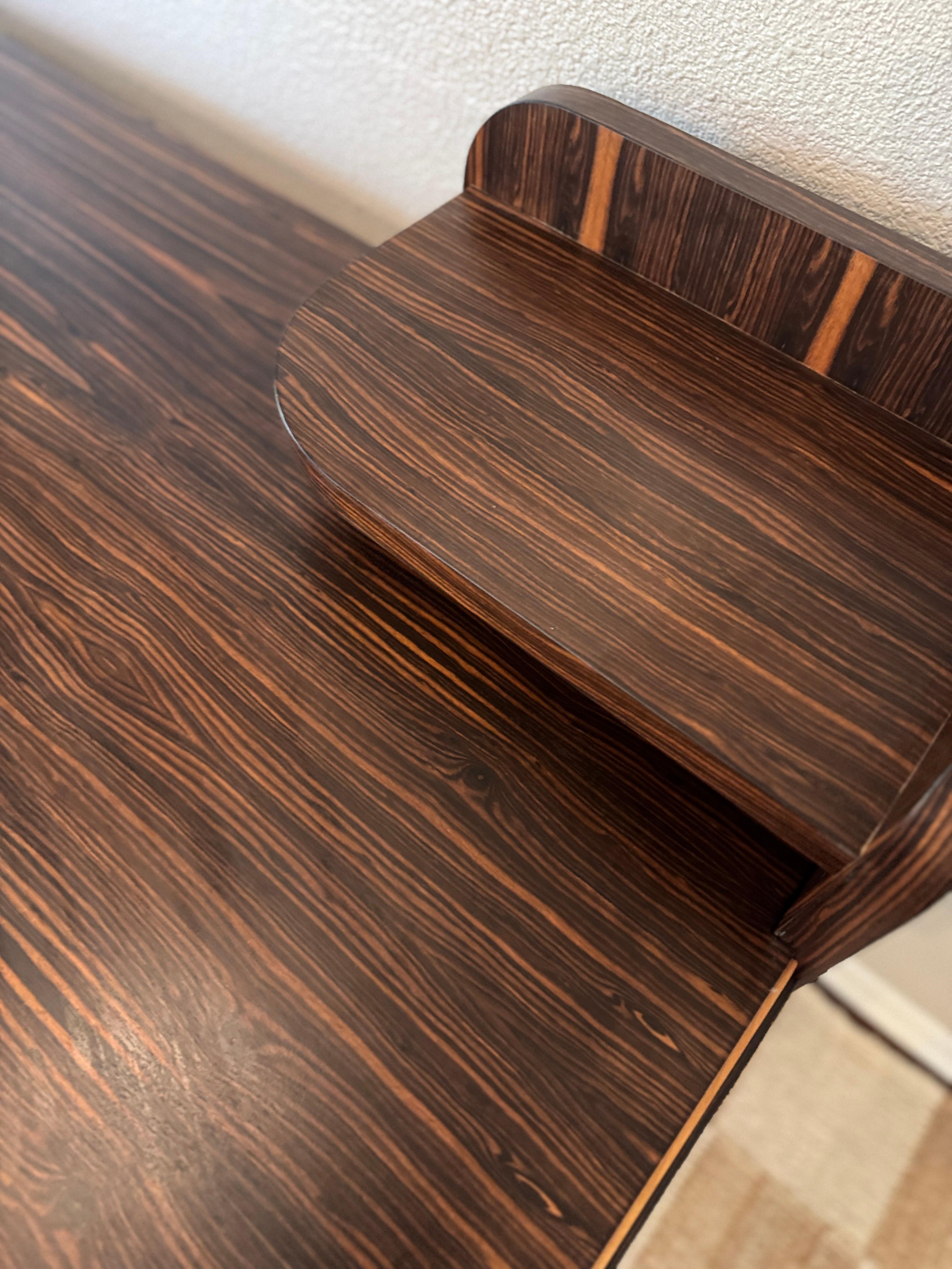 A streamline rosewood desk from the Art Deco era, circa 1930s For Sale 3