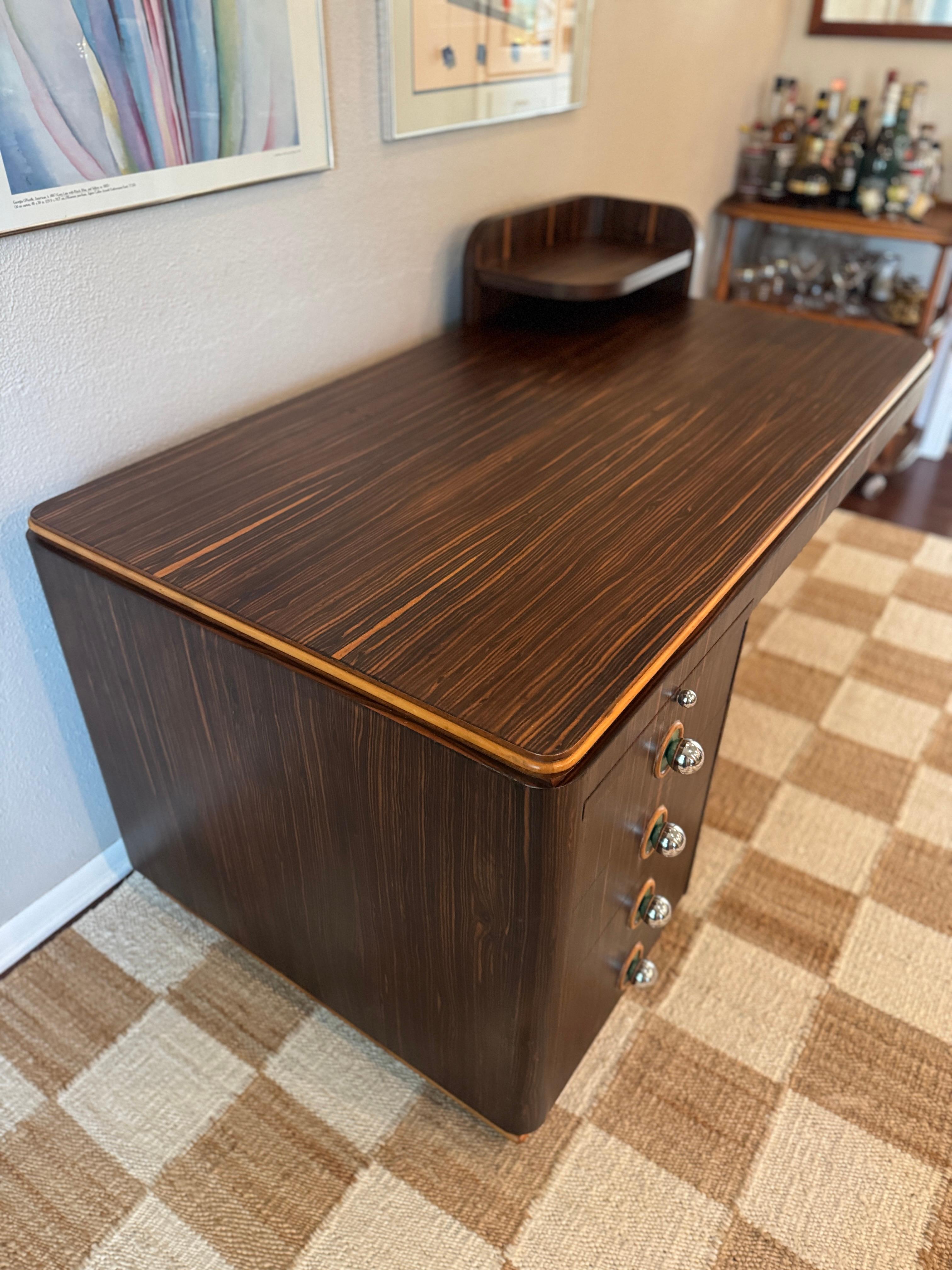 A streamline rosewood desk from the Art Deco era, circa 1930s For Sale 5