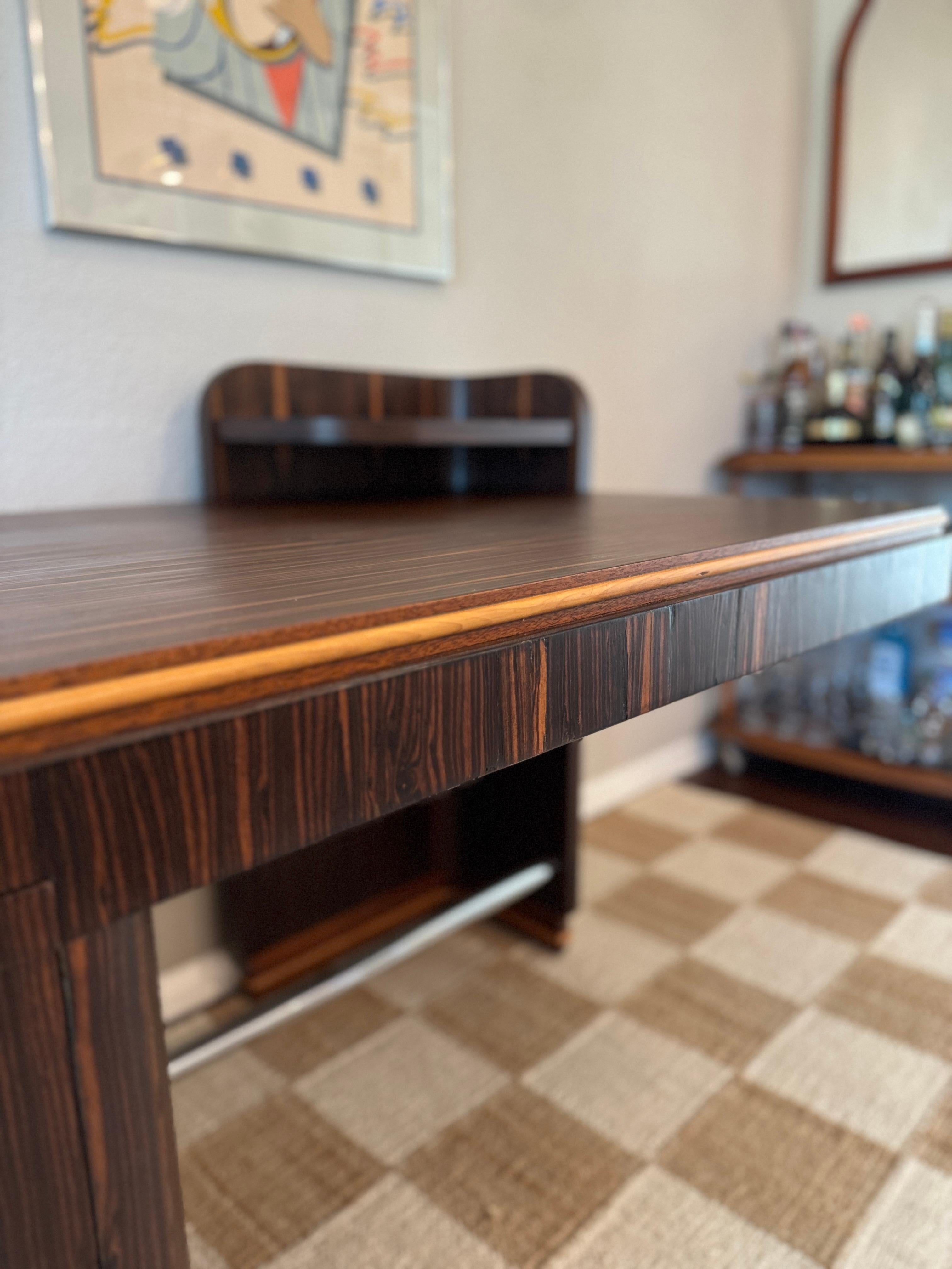 A streamline rosewood desk from the Art Deco era, circa 1930s For Sale 6