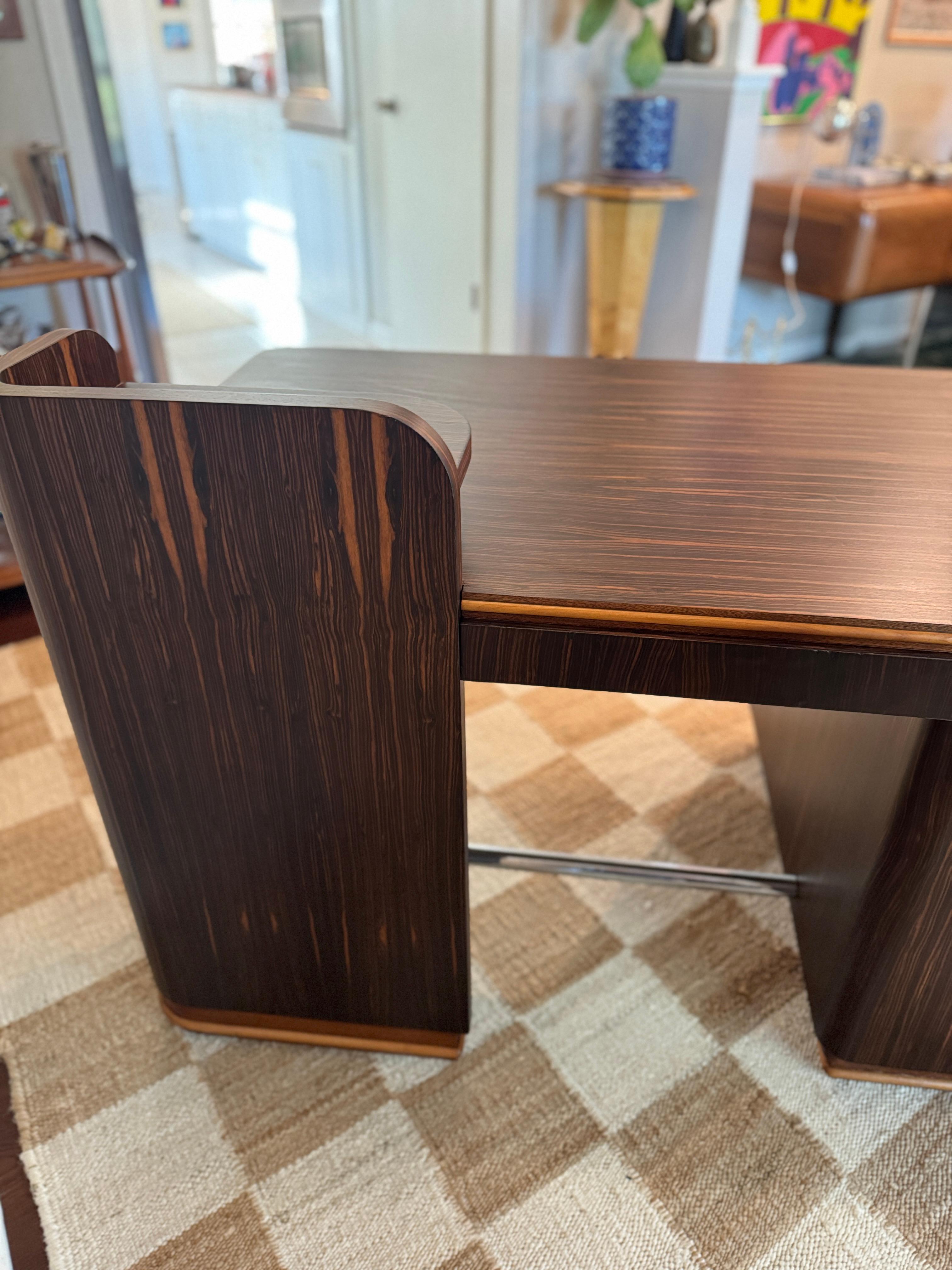 A streamline rosewood desk from the Art Deco era, circa 1930s For Sale 7