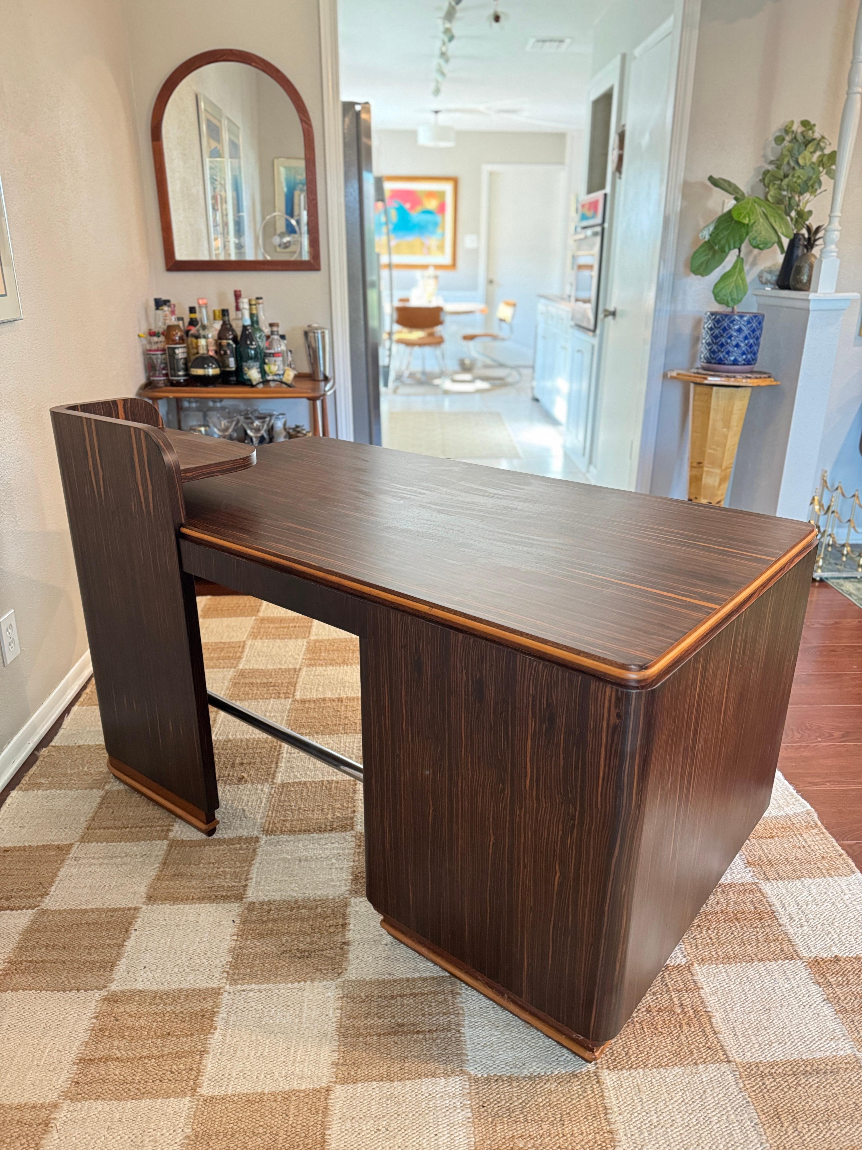 A streamline rosewood desk from the Art Deco era, circa 1930s For Sale 8