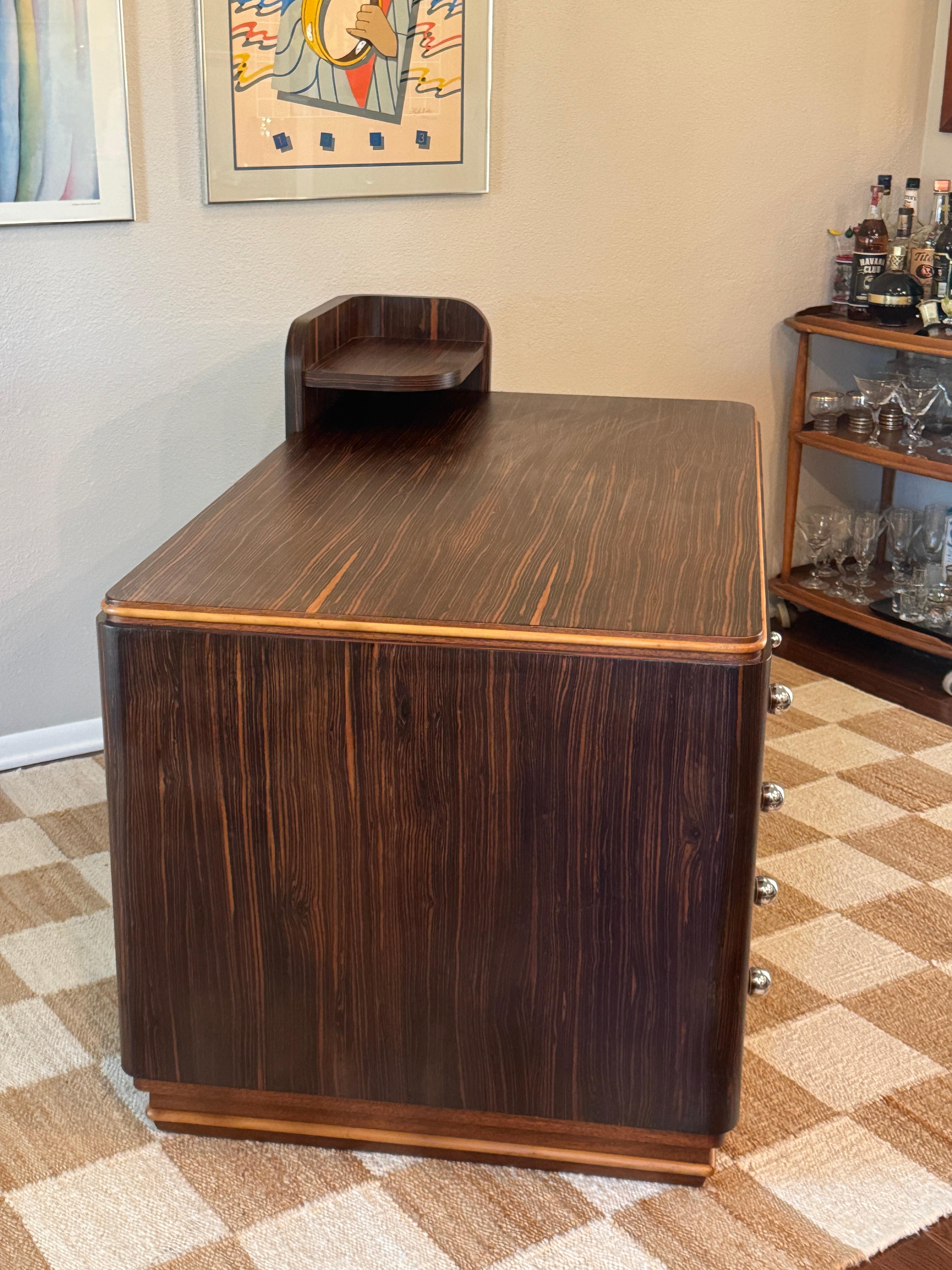 A streamline rosewood desk from the Art Deco era, circa 1930s For Sale 10