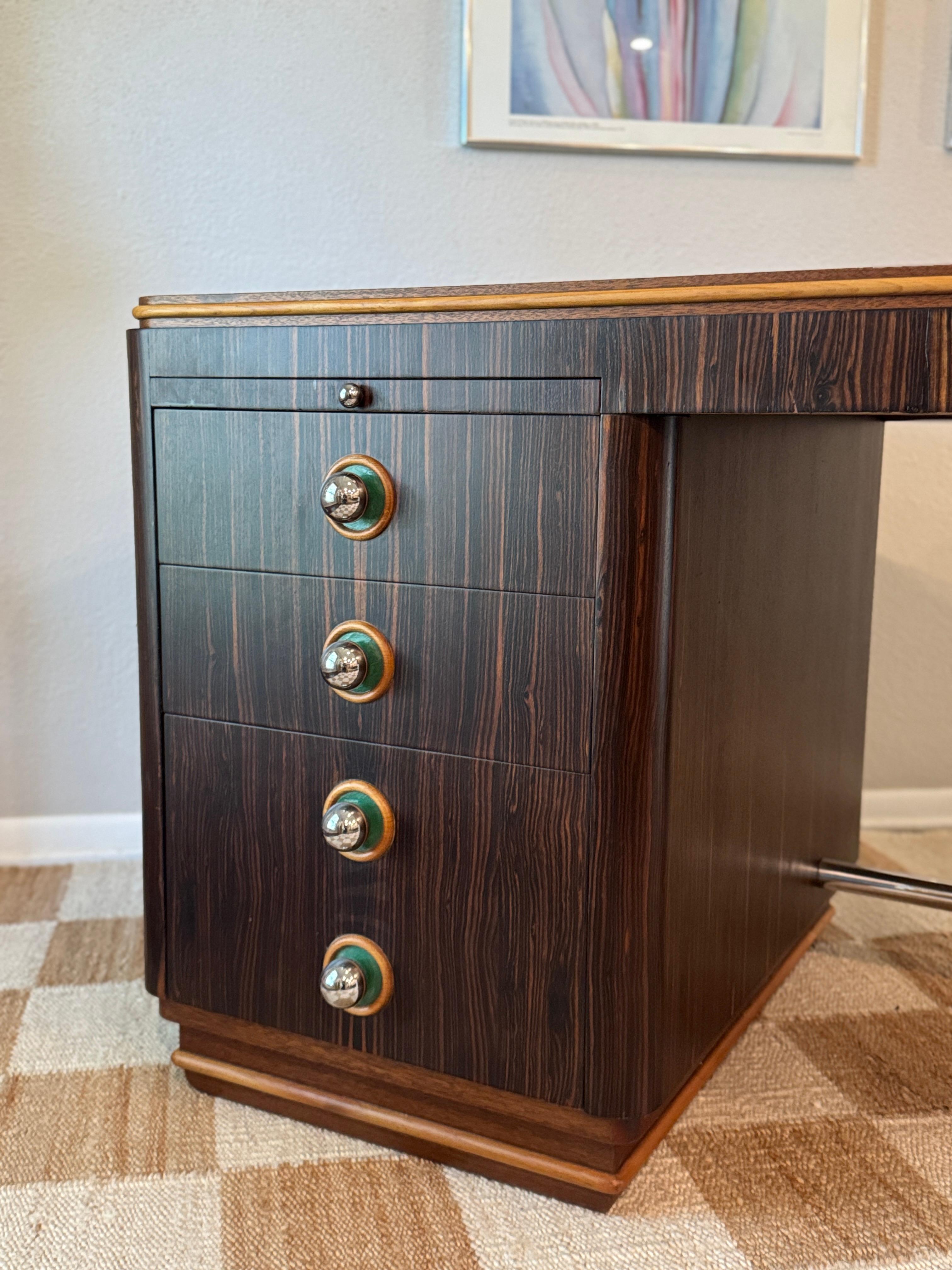A streamline rosewood desk from the Art Deco era, circa 1930s For Sale 12