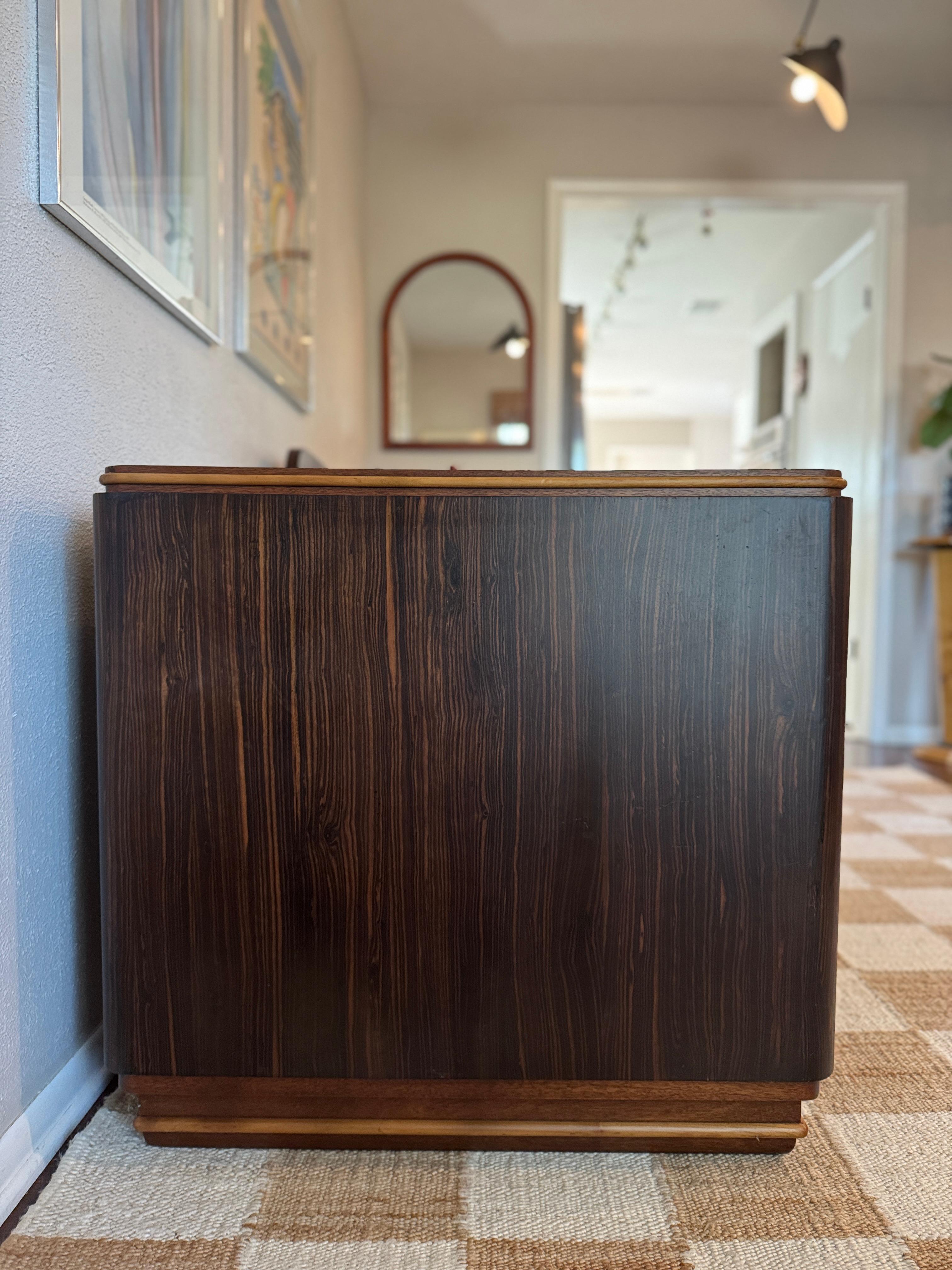 Veneer A streamline rosewood desk from the Art Deco era, circa 1930s For Sale