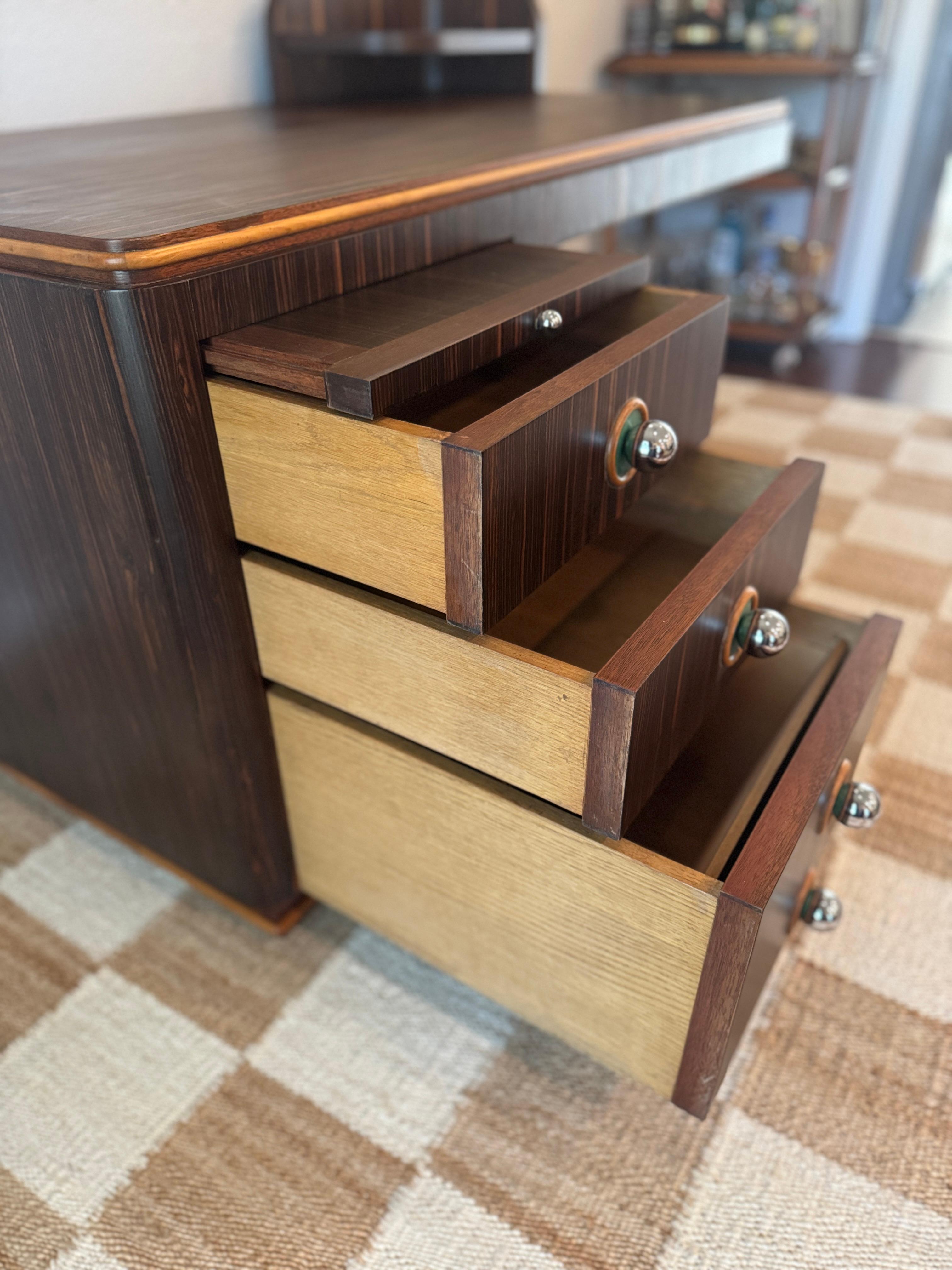 A streamline rosewood desk from the Art Deco era, circa 1930s For Sale 1