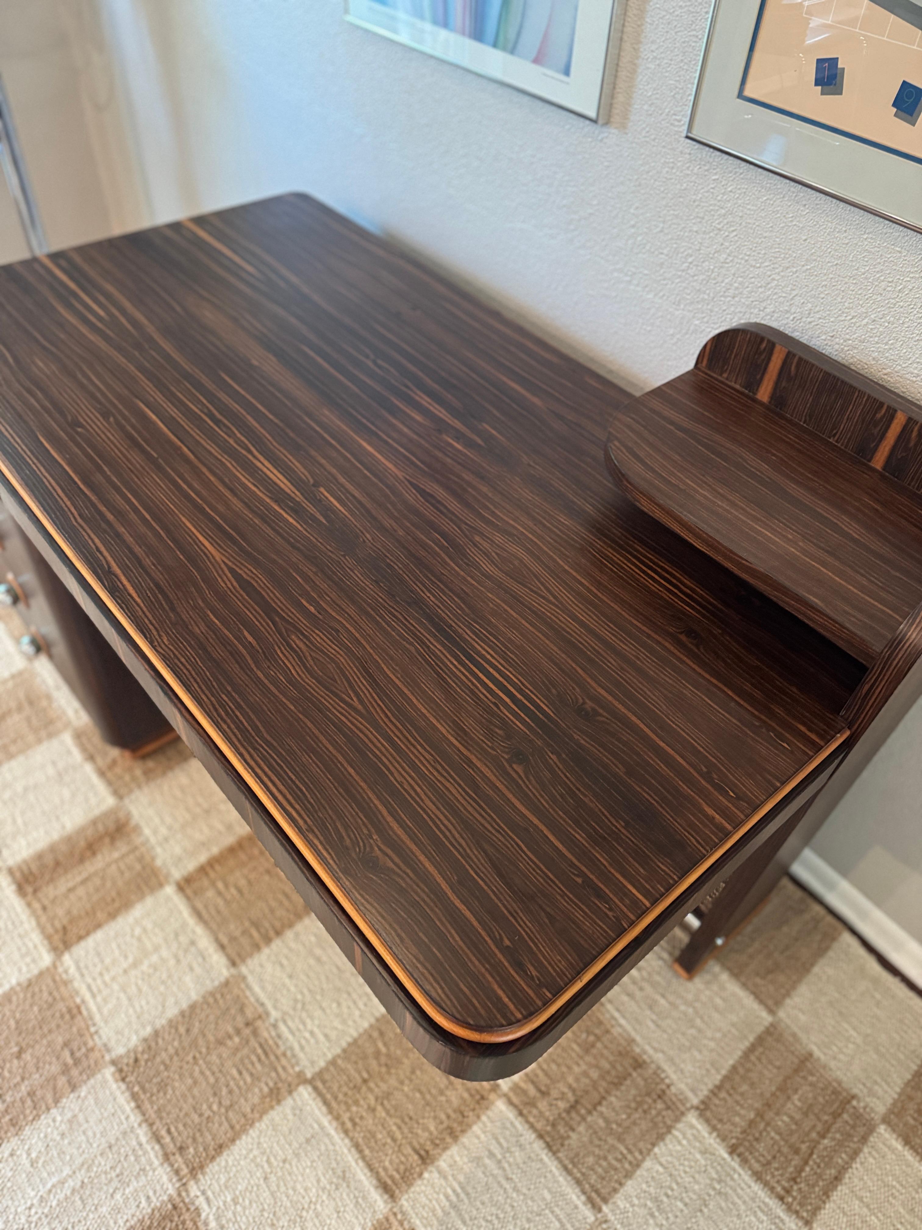 A streamline rosewood desk from the Art Deco era, circa 1930s For Sale 2