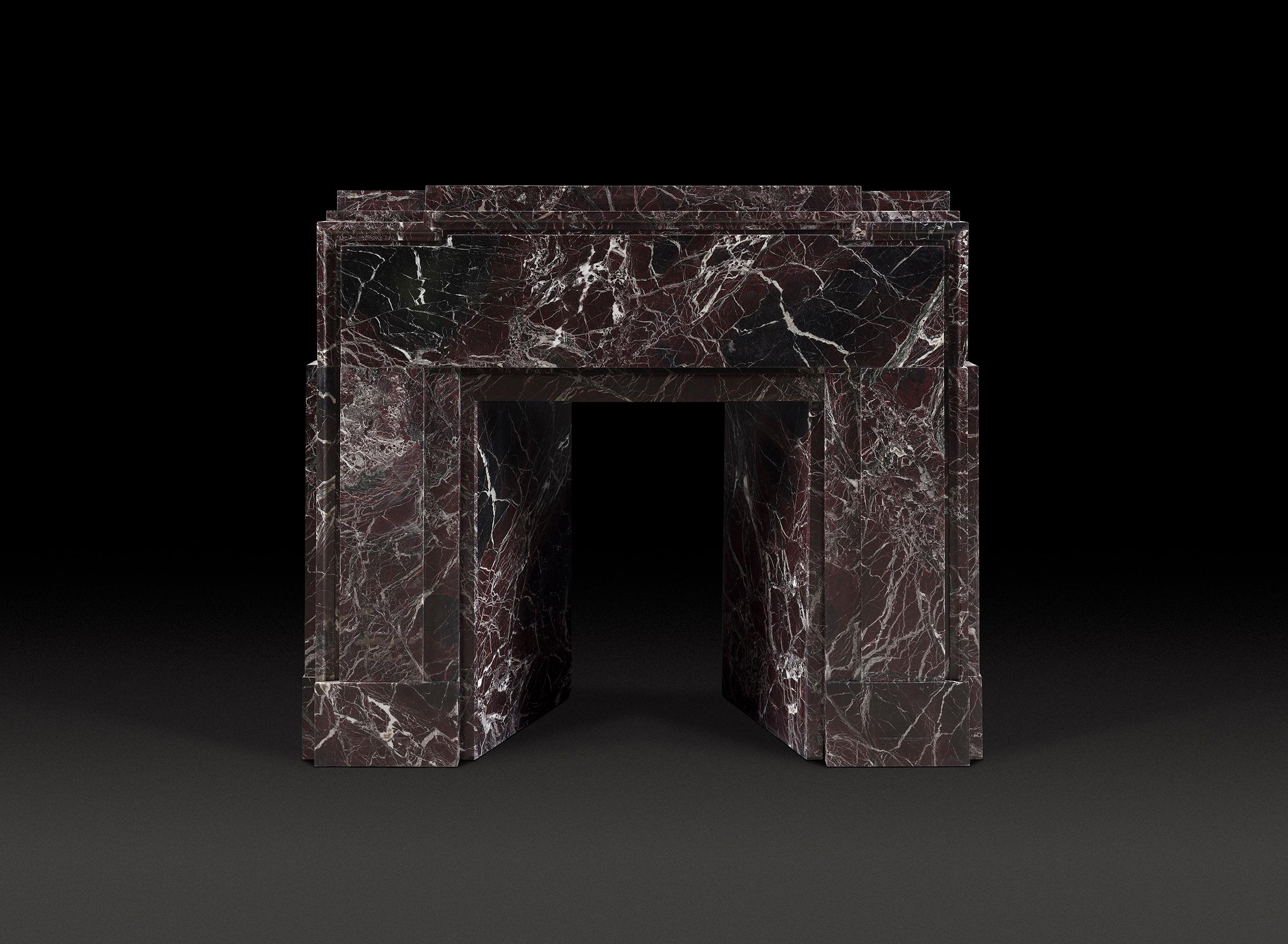De forme archétypale de l'Art déco, cette cheminée rappelle les silhouettes de l'Art déco telles que la Walker Tower à New York. Sculpté dans de la marquina noire, ce marbre saisissant est structuré par des joints de calcite spectaculaires.

Hauteur