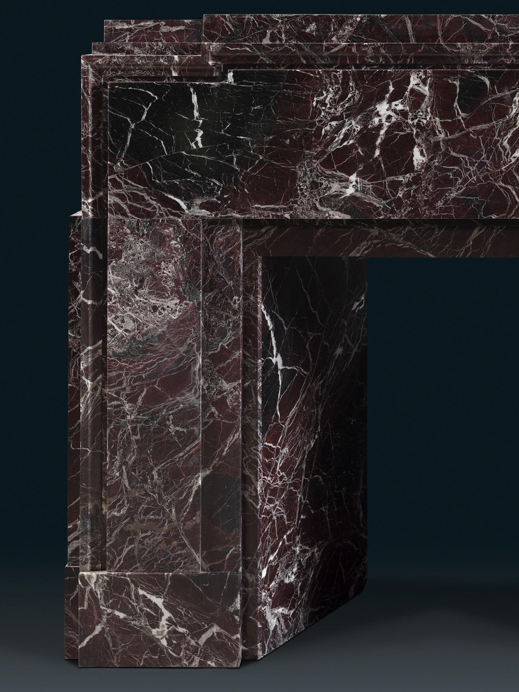 Sculpté Une saisissante cheminée Marquina noire de forme archétypale Art Déco en vente