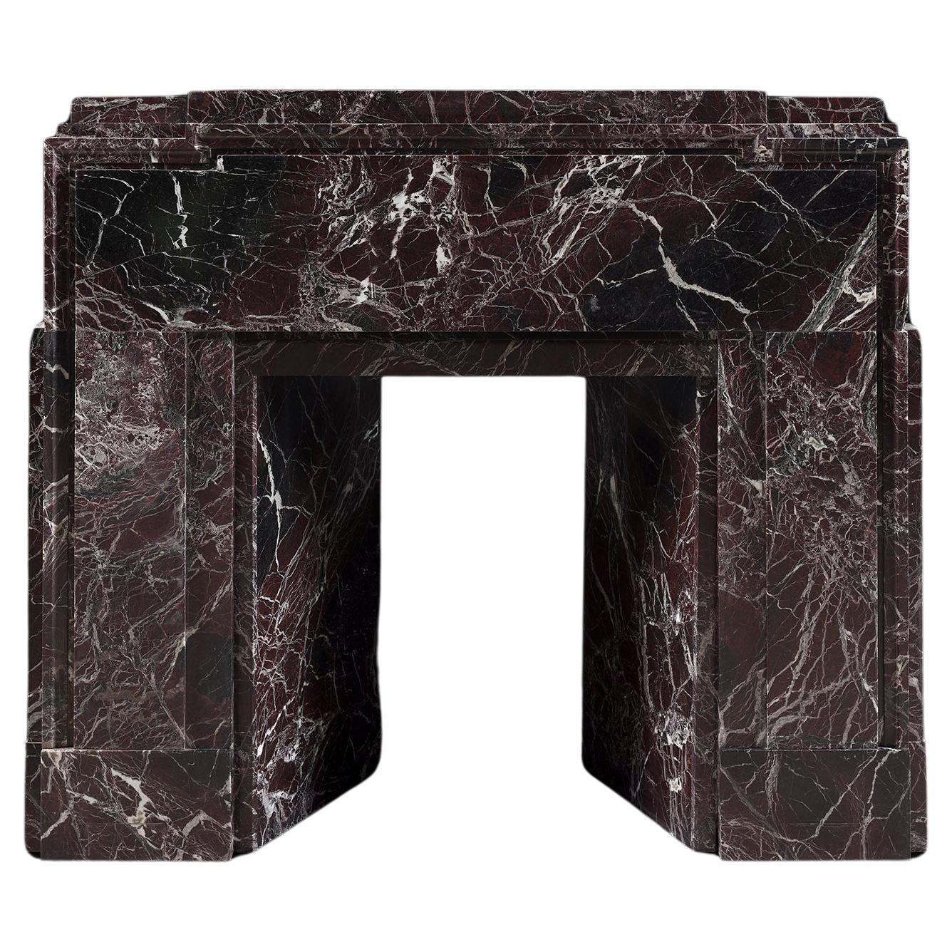 Une saisissante cheminée Marquina noire de forme archétypale Art Déco en vente