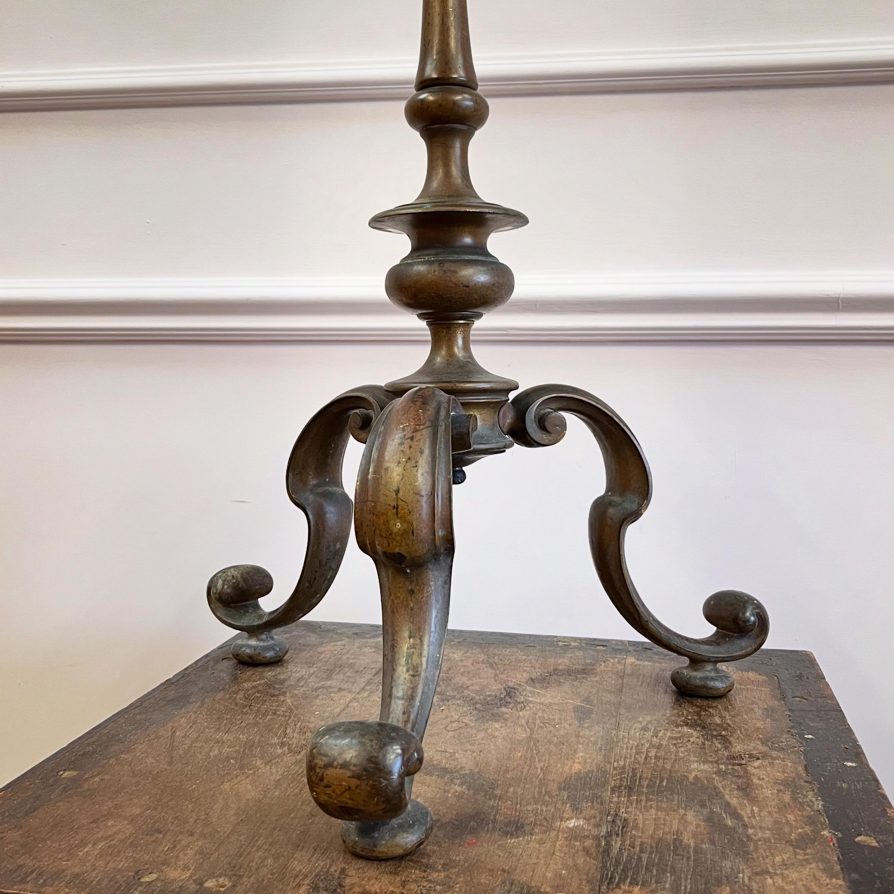 Magnifique lampadaire en laiton, réglage télescopique intelligent sur une colonne fuselée avec des détails de serpent au-dessus d'un balustre baroque et de pieds tripodes. 

Début du vingtième siècle 

H 129 - 174 x L 44 cm 