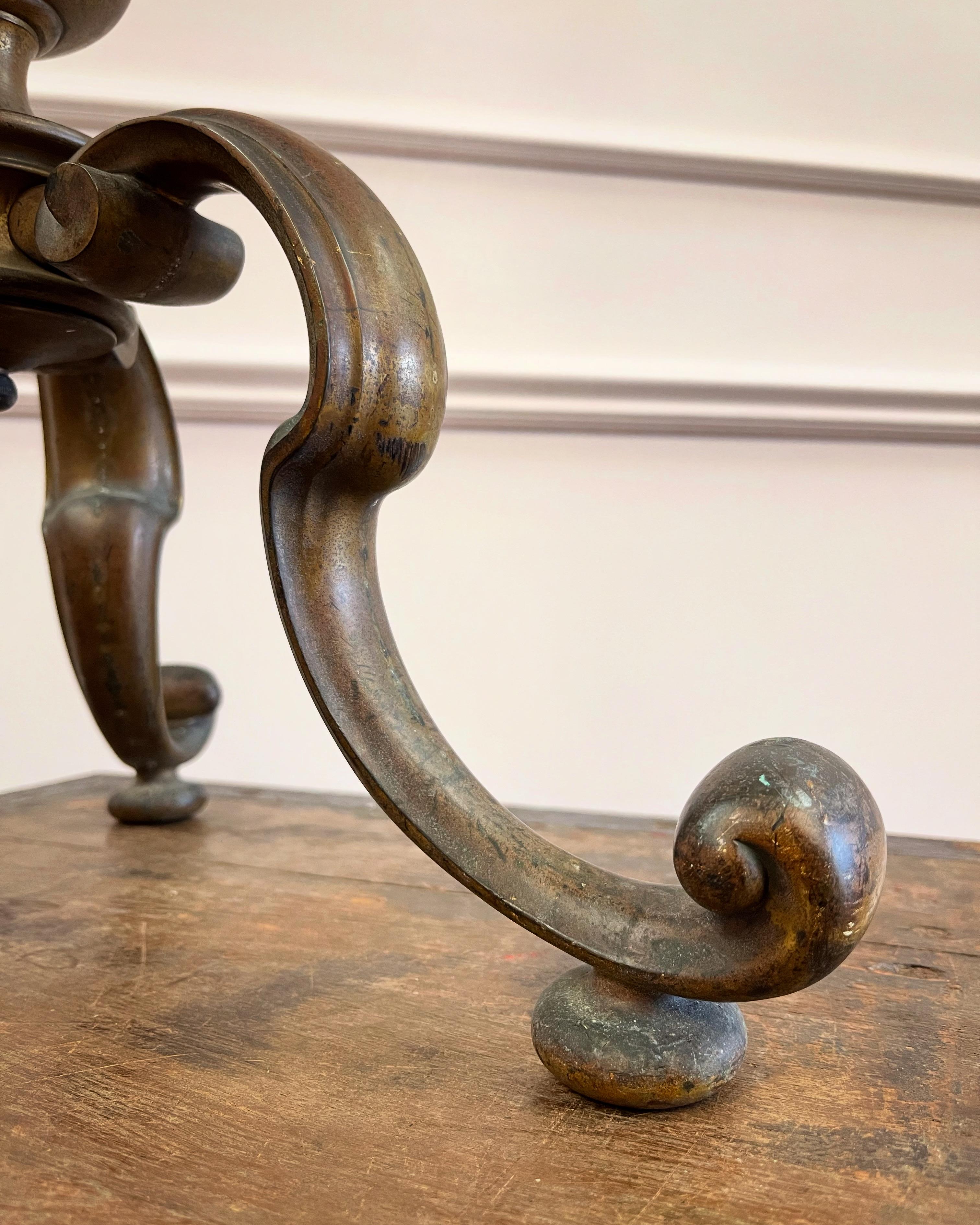 Européen Lampadaire baroque en laiton en vente