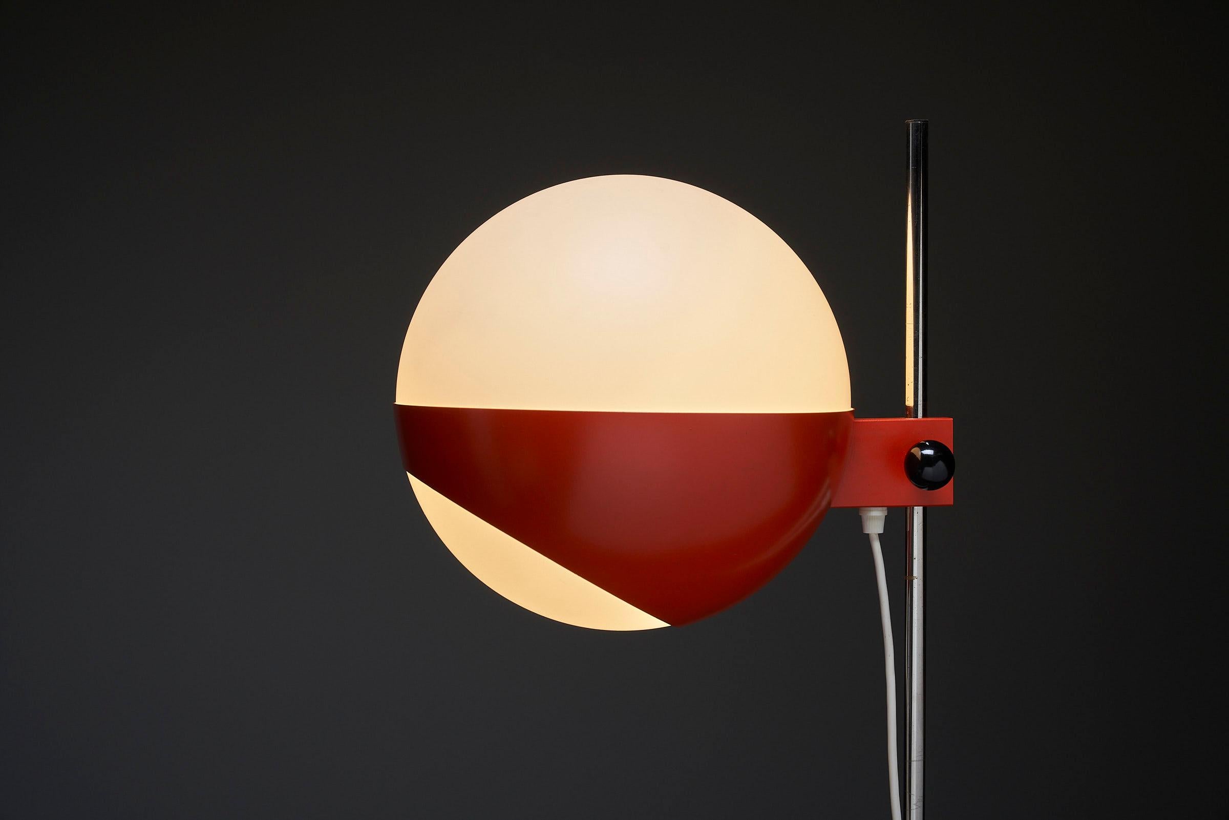 Une fusion frappante du chic de l'ère spatiale : lampadaire de BAG Turgi, Suisse en vente 1