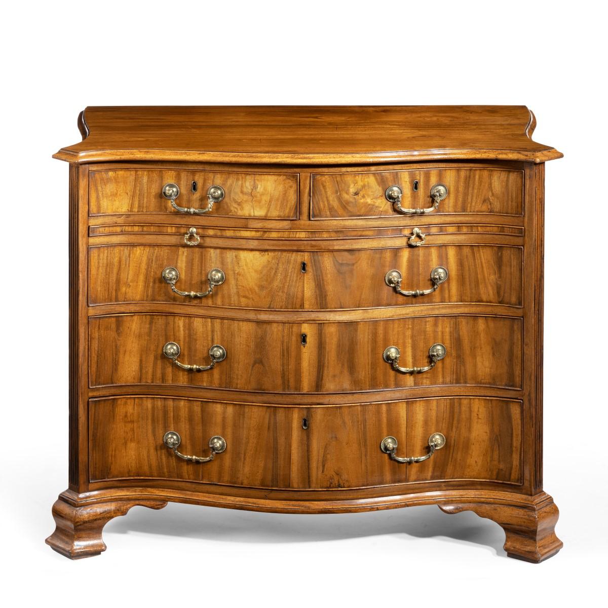 Striking George III Serpentine Chest of Drawers In Good Condition In Lymington, Hampshire