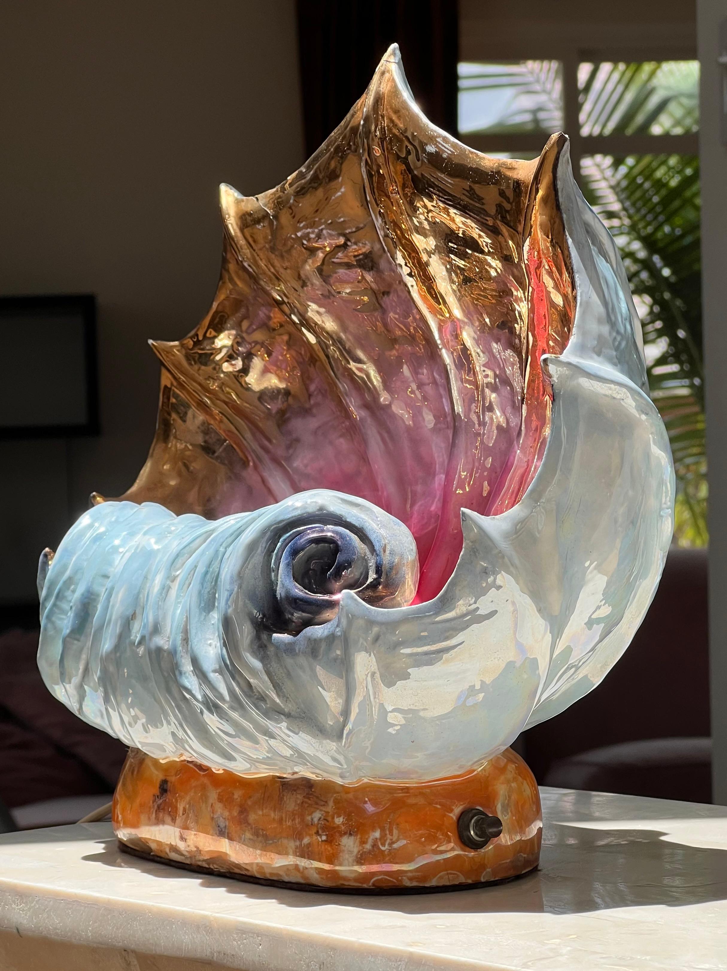 A striking hand-painted conch shell lamp, circa 1960 For Sale 3