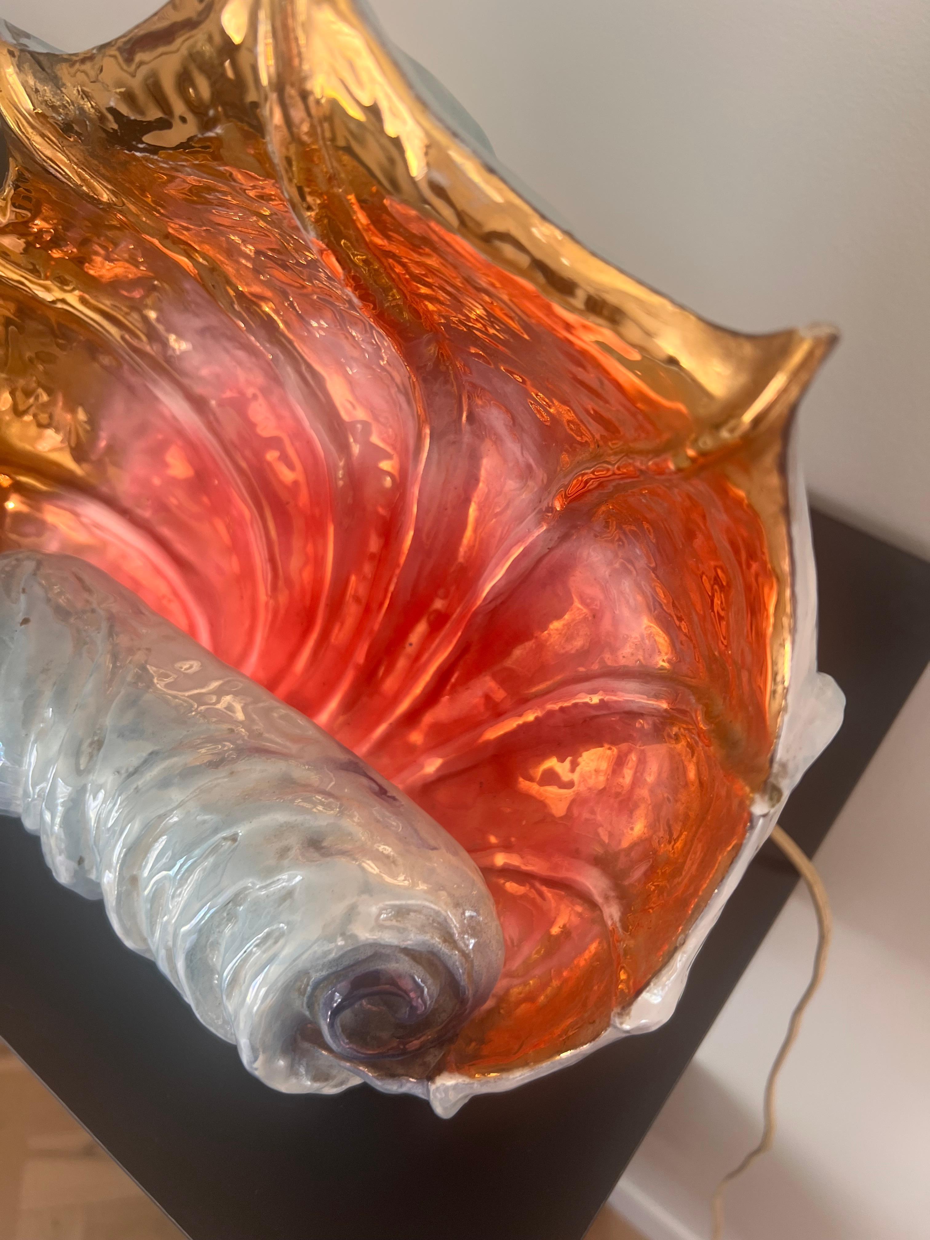 A striking hand-painted conch shell lamp, circa 1960 For Sale 4