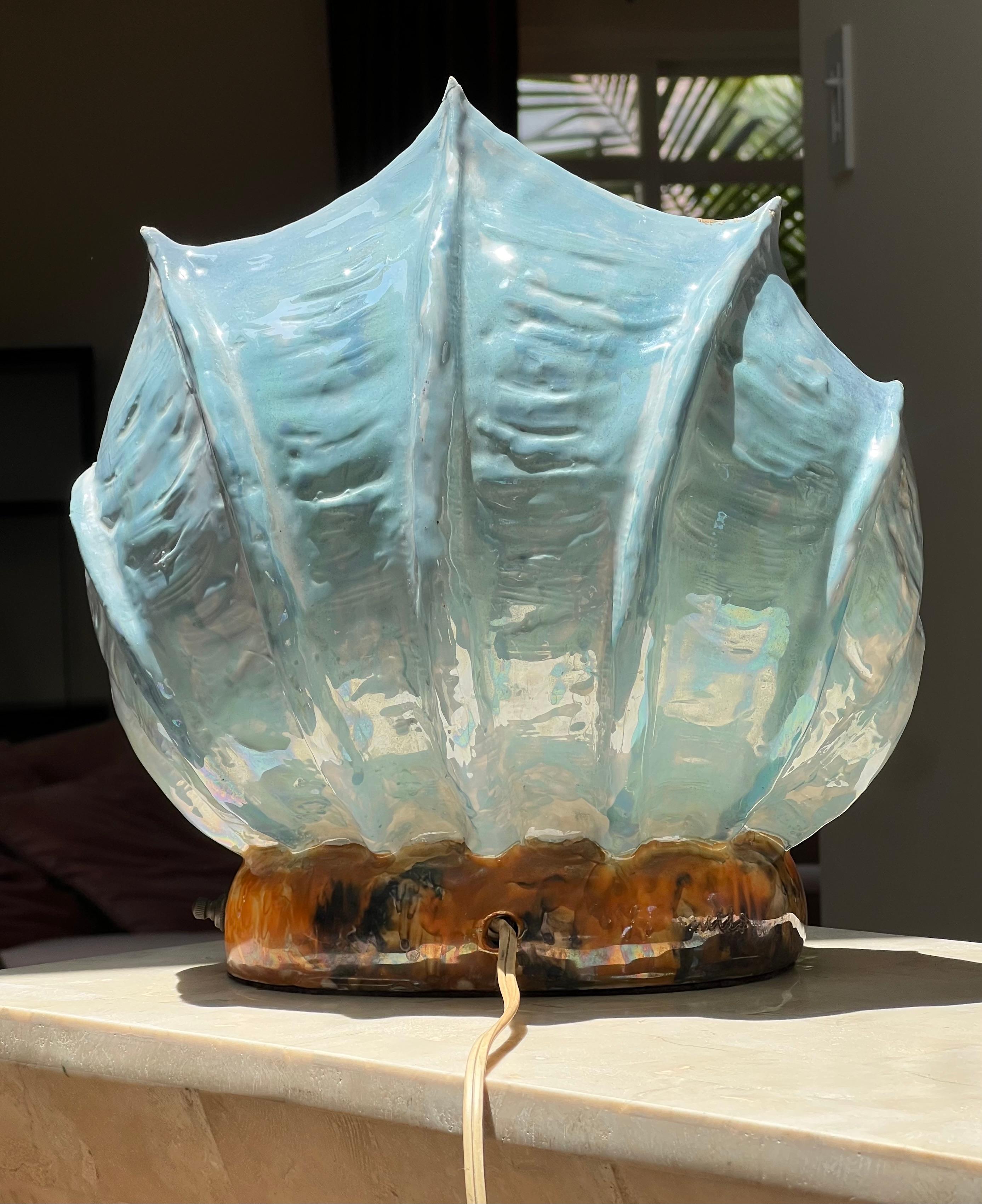 A striking hand-painted conch shell lamp, circa 1960 For Sale 7