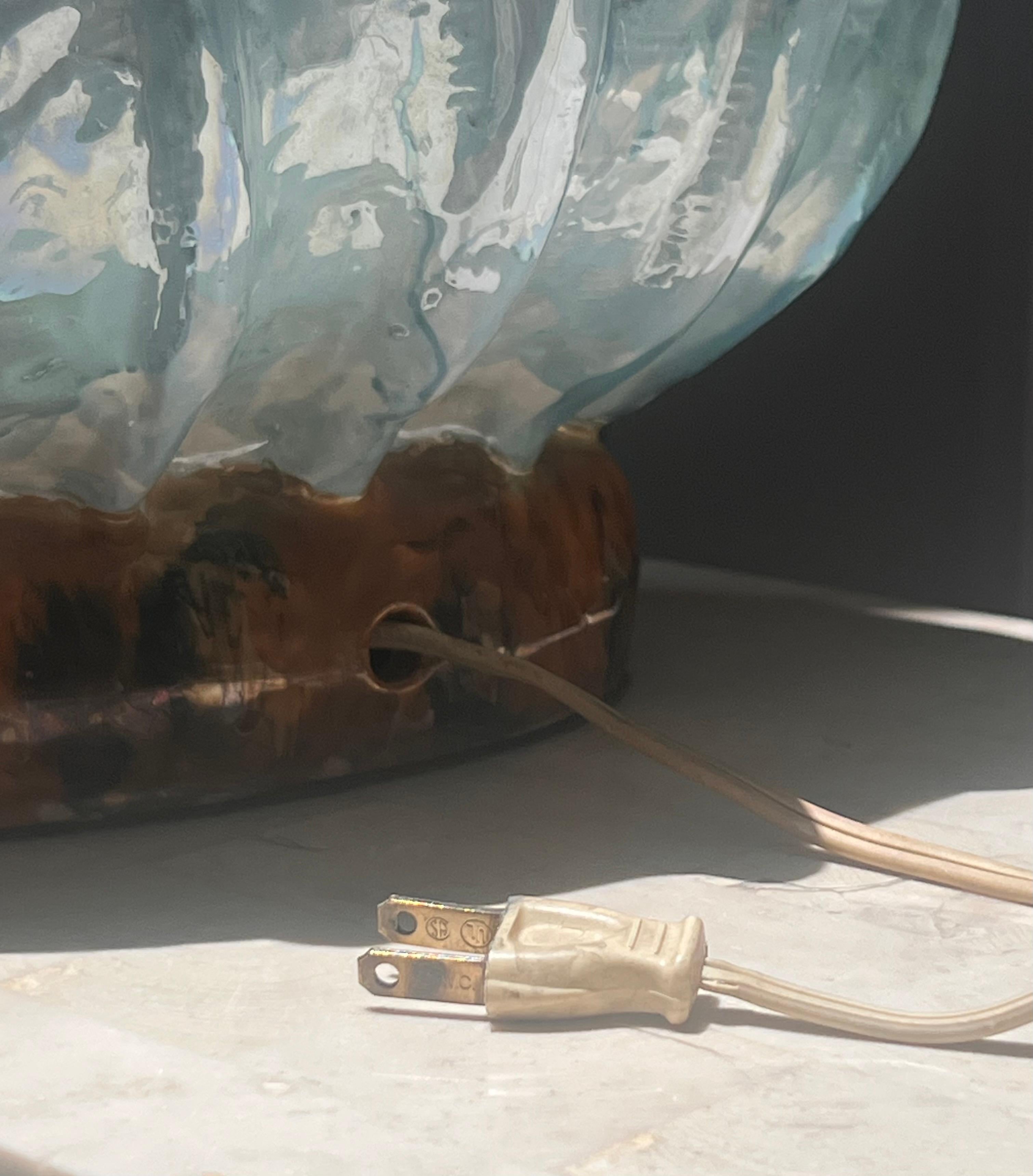A striking hand-painted conch shell lamp, circa 1960 For Sale 8