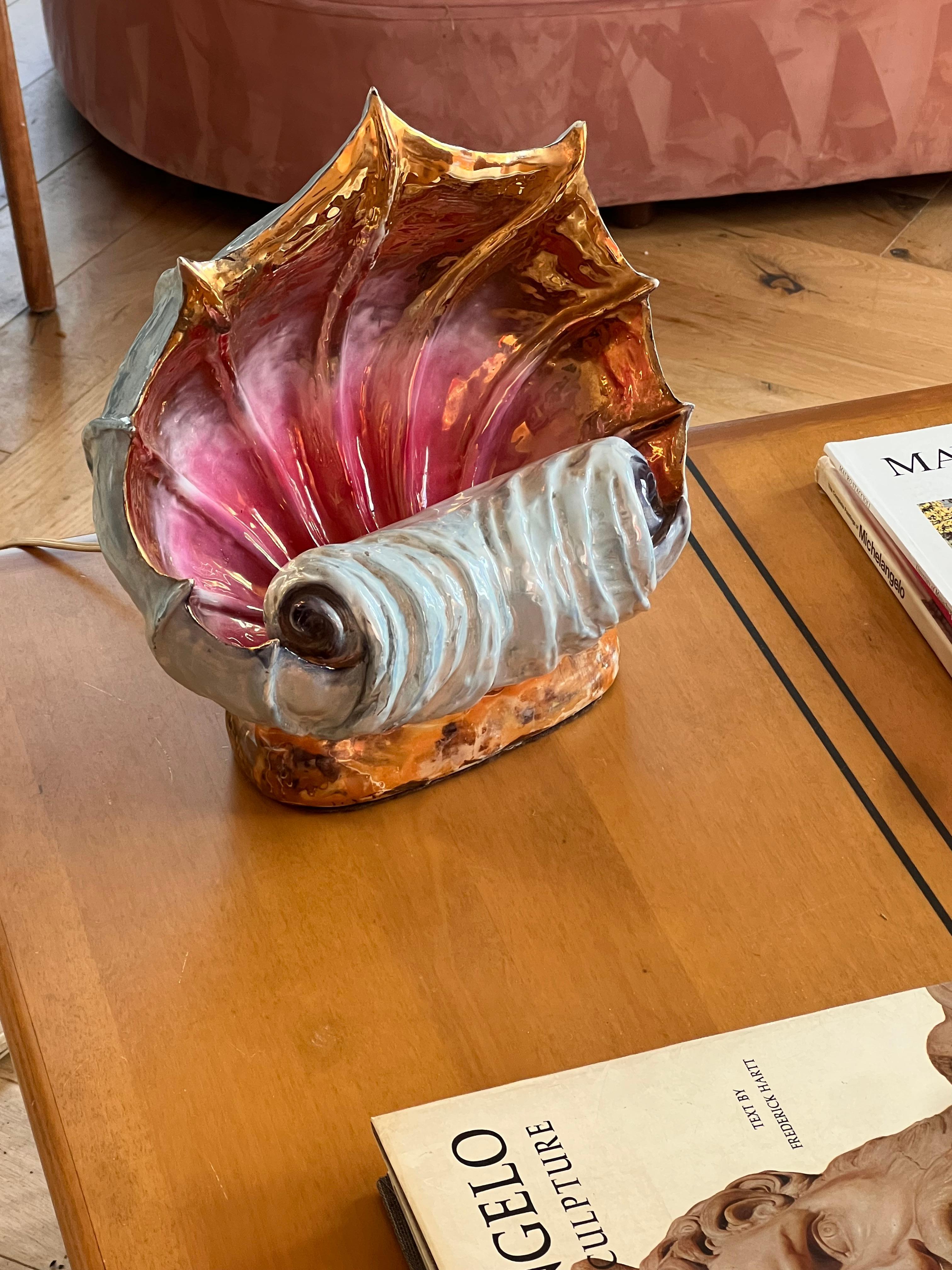 A striking hand-painted conch shell lamp, circa 1960 For Sale 12