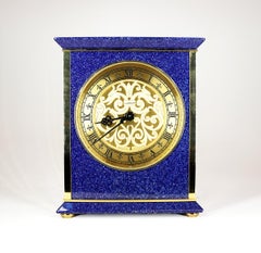 Une étonnante horloge de cheminée de Luxor, dans un étui bleu lapis et doré