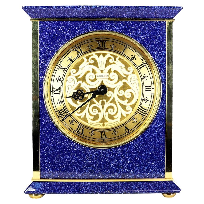 Une étonnante horloge de cheminée de Luxor, dans un étui bleu lapis et doré
