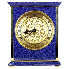 Un llamativo reloj de sobremesa de Luxor, con caja azul lapislázuli y dorada